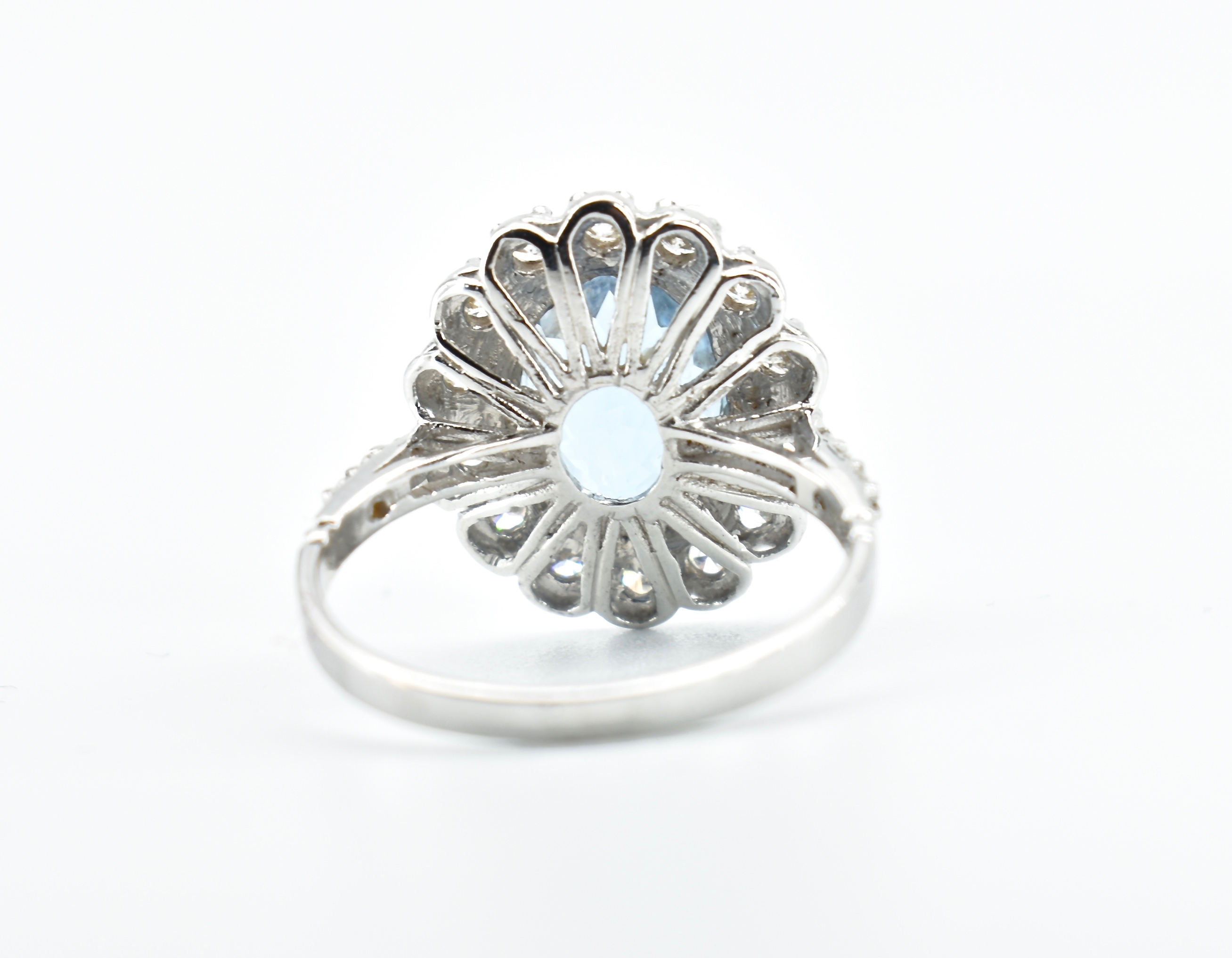 18ct White Gold Aquamarine & Diamond Cluster Ring - Image 6 of 6