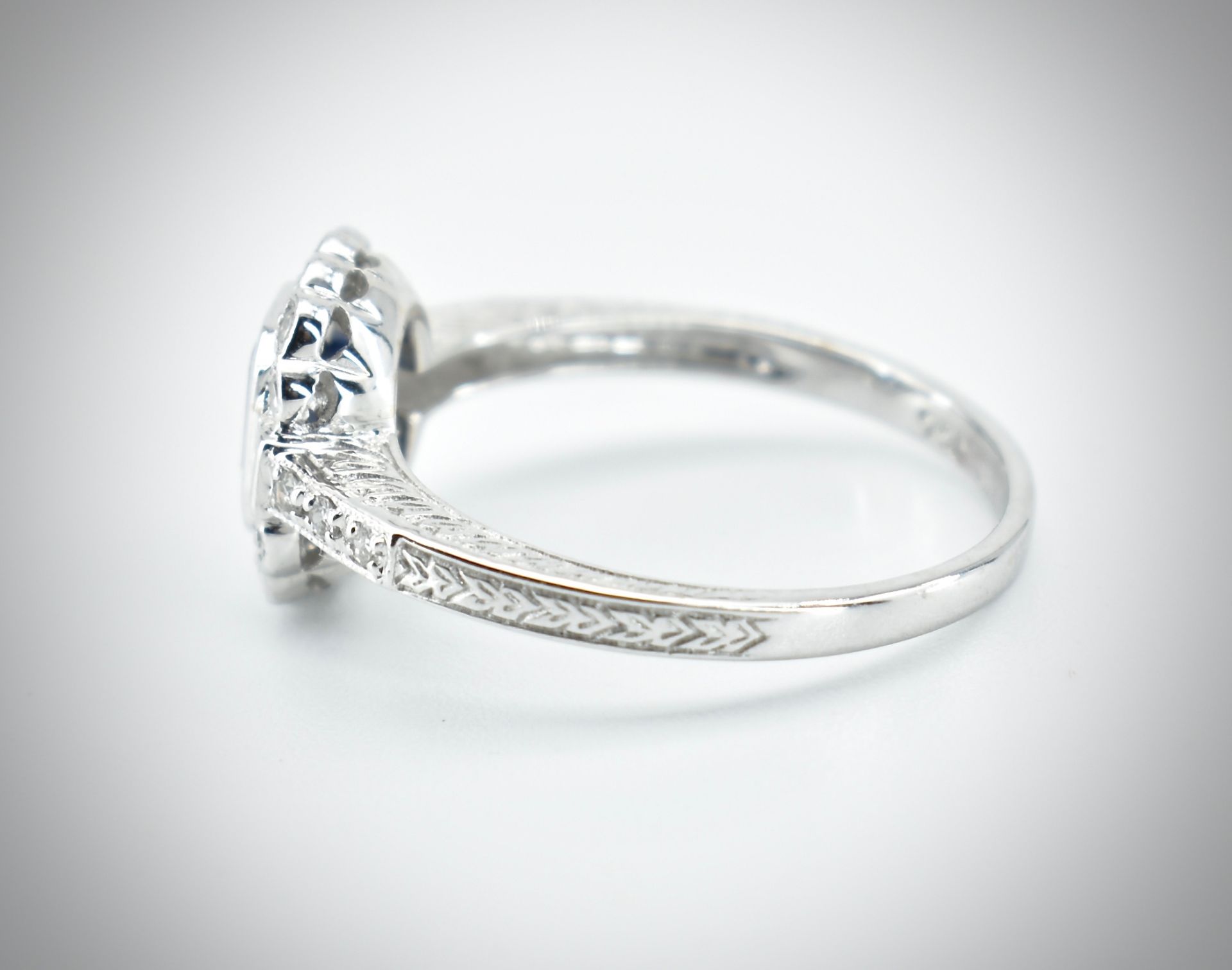 18ct White Gold Sapphire & Diamond Ring - Image 4 of 5