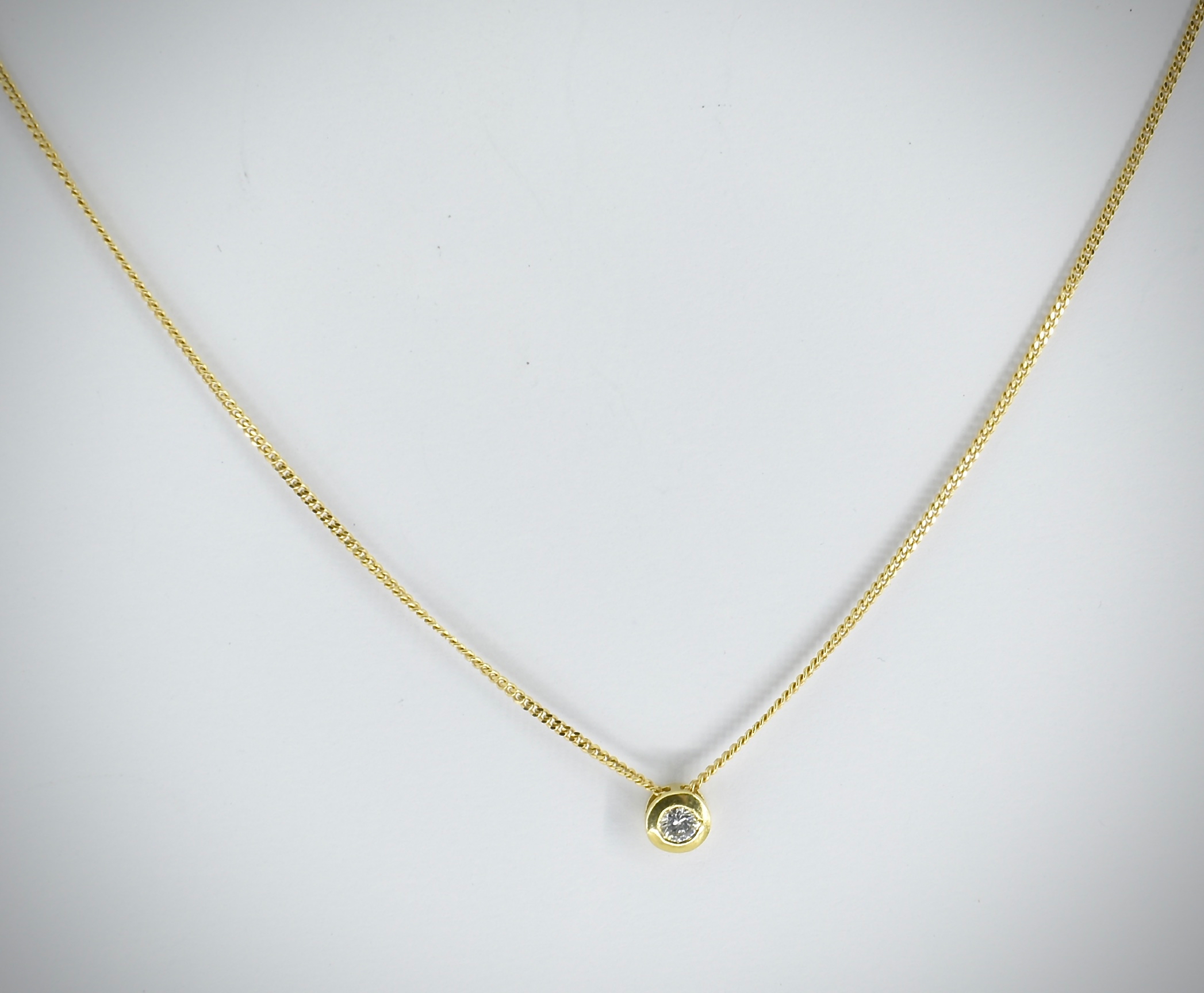 18ct Gold & Single Stone Diamond Pendant & Necklace - Image 2 of 3
