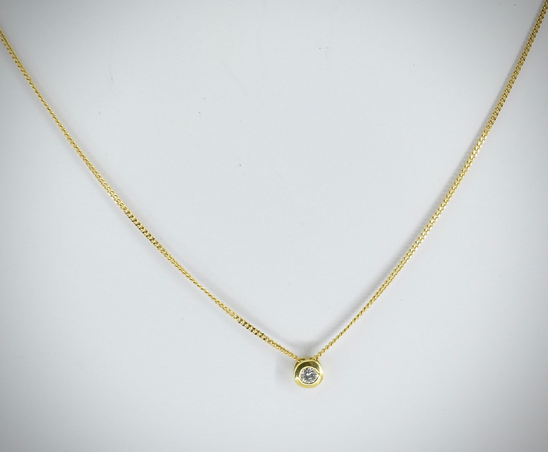 18ct Gold & Single Stone Diamond Pendant & Necklace - Image 2 of 3