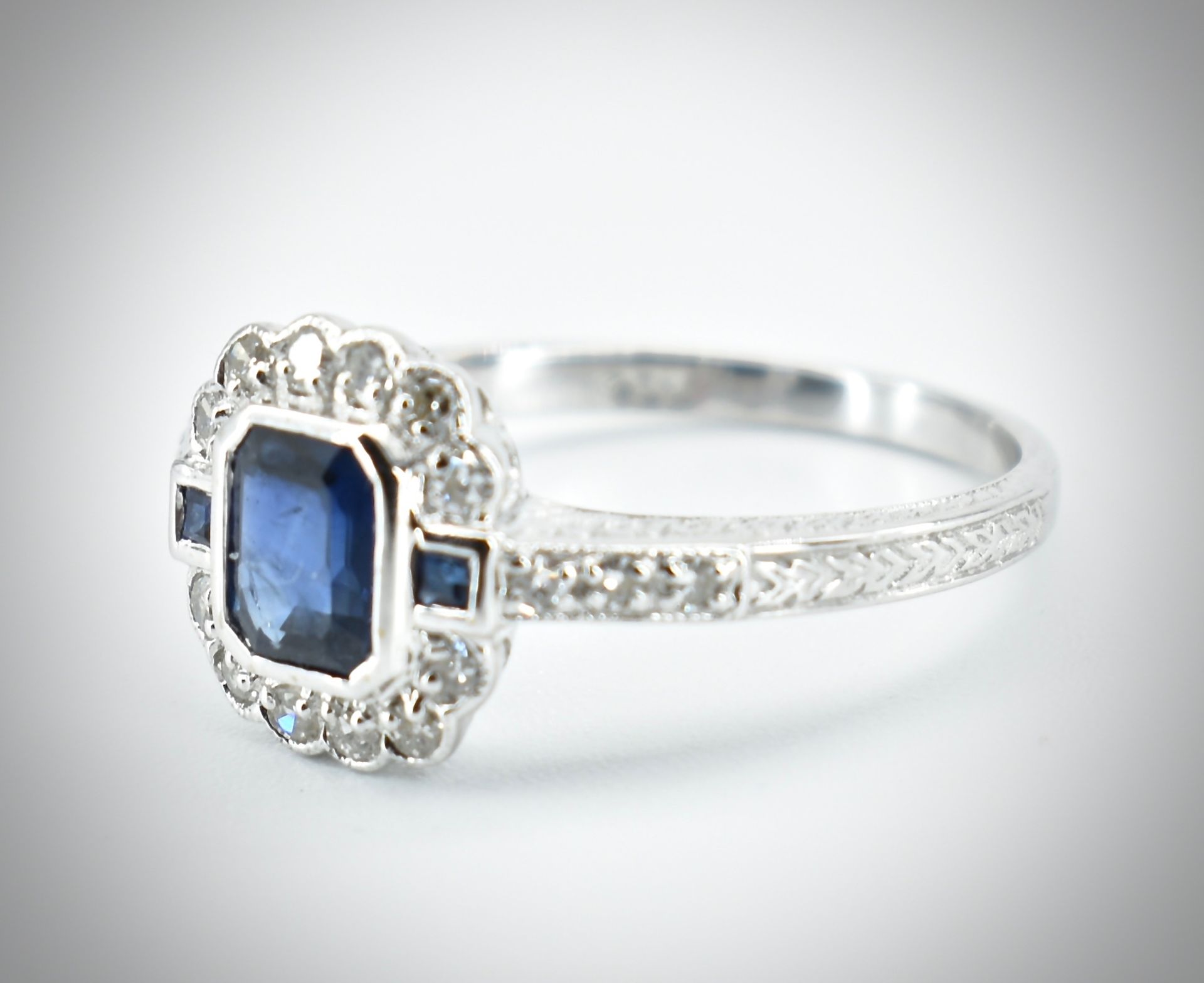 18ct White Gold Sapphire & Diamond Ring - Image 3 of 5