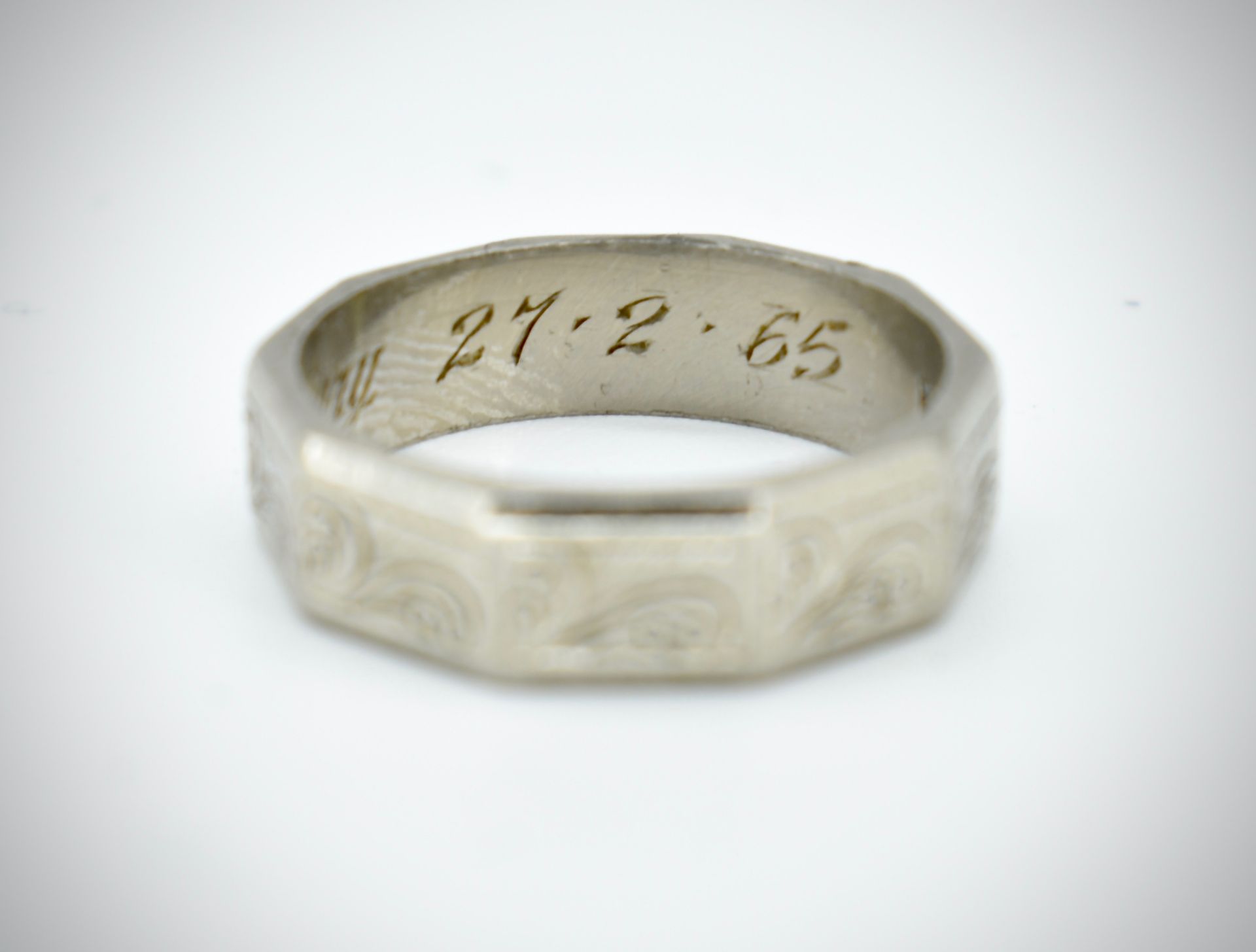 18ct White Gold Birmingham Hallmarked Band Ring 1965 - Image 5 of 9