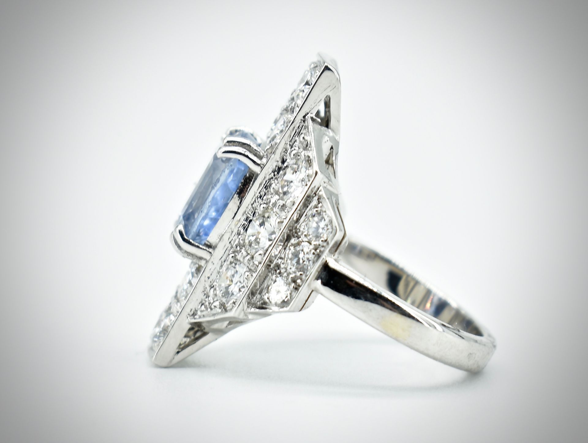 French 18ct White Gold Sapphire & Diamond Ring - Image 2 of 5