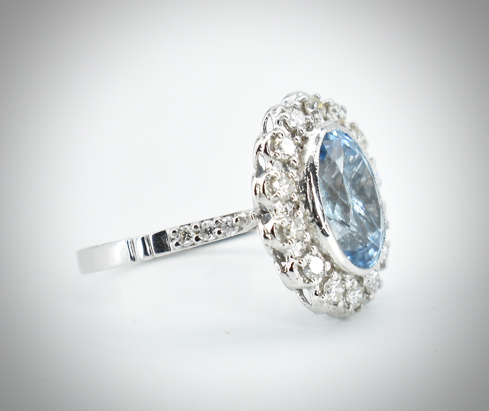 18ct White Gold Aquamarine & Diamond Cluster Ring - Image 2 of 6