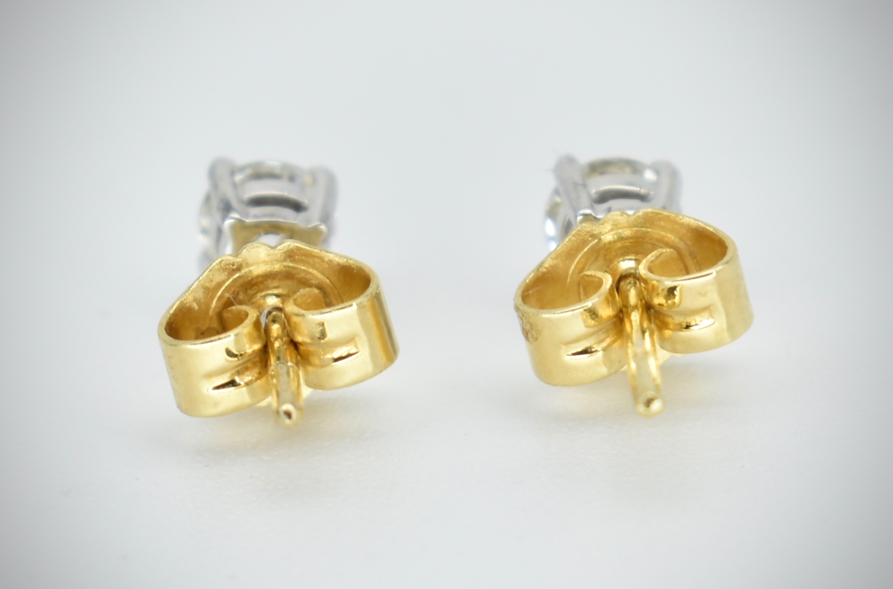 Pair of 18ct Gold & Diamond Stud Earrings - Image 2 of 2