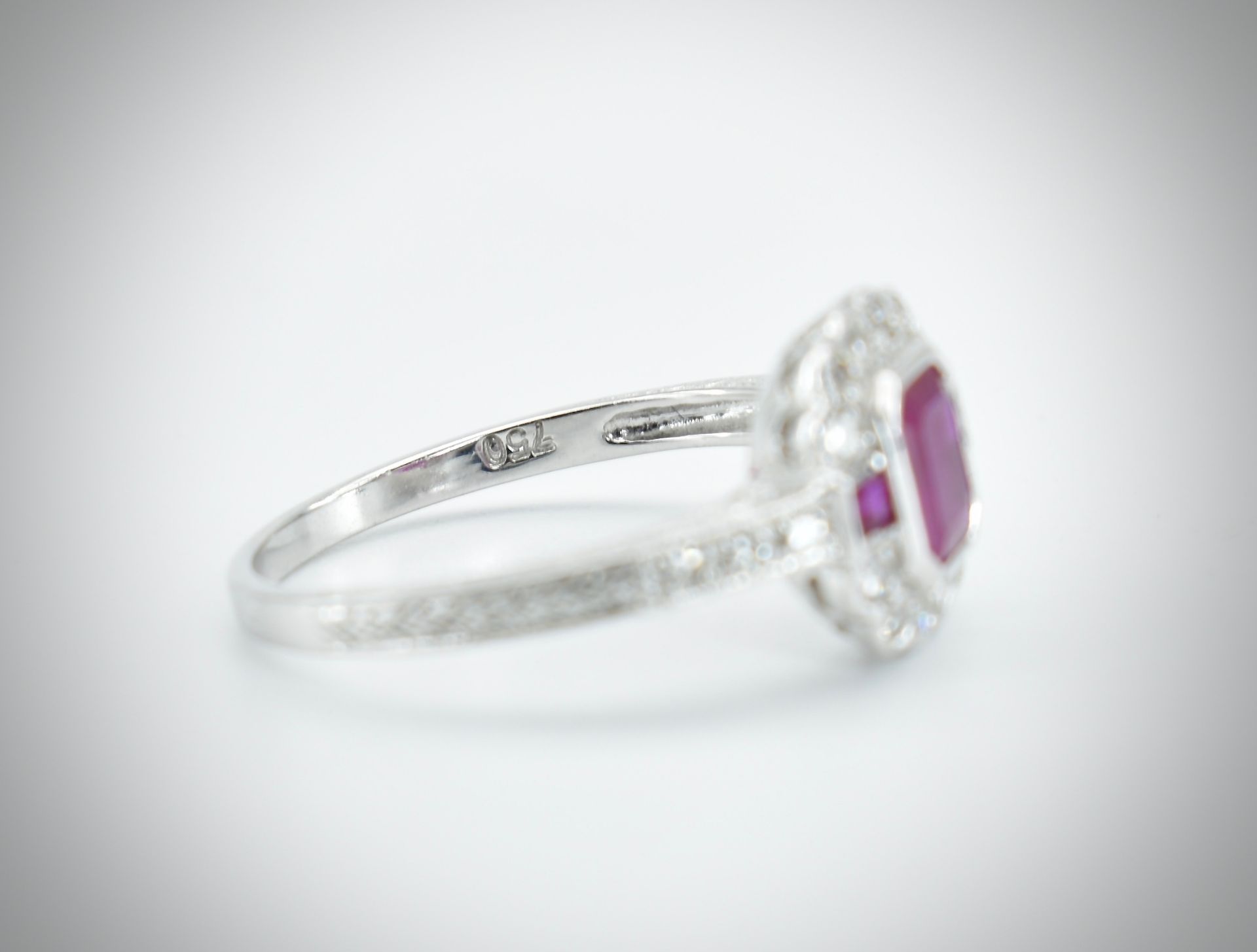 18ct White Gold Ruby & Diamond Ring - Image 3 of 3