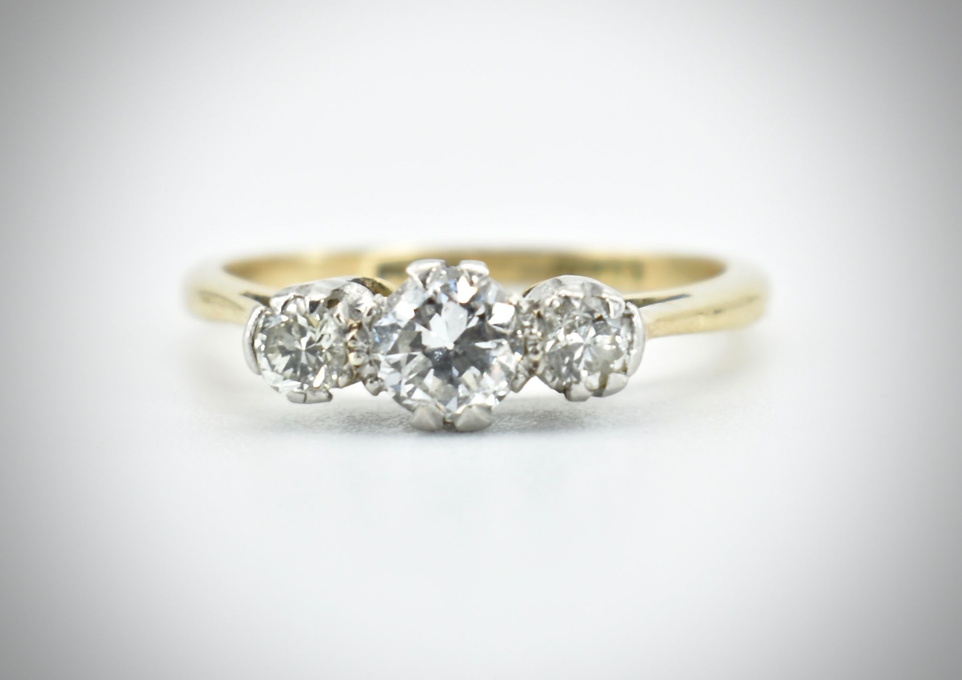 18ct Gold Platinum & Diamond Three Stone Ring - Image 2 of 5