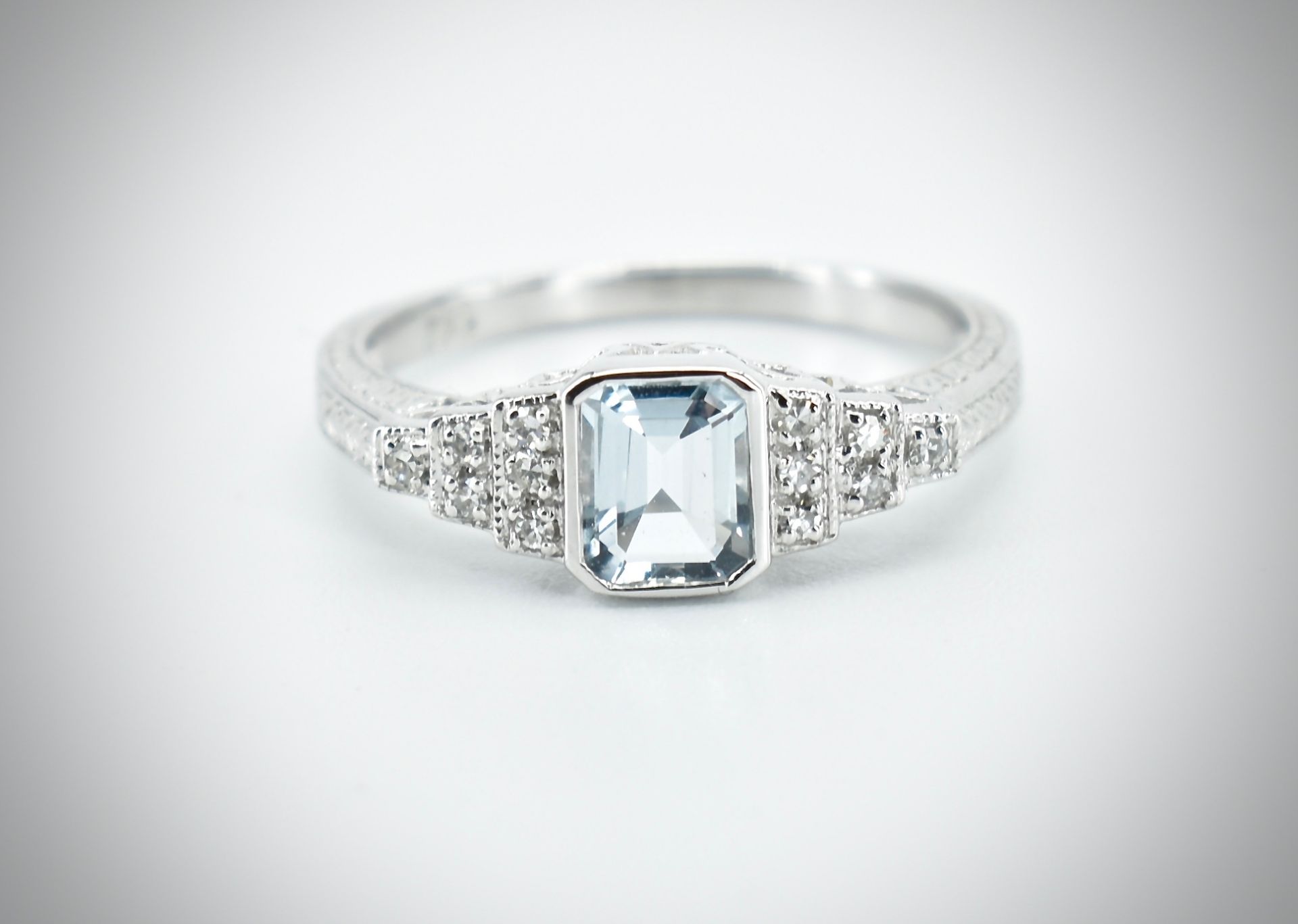 18ct White Gold Aquamarine & Diamond Ring - Image 2 of 5