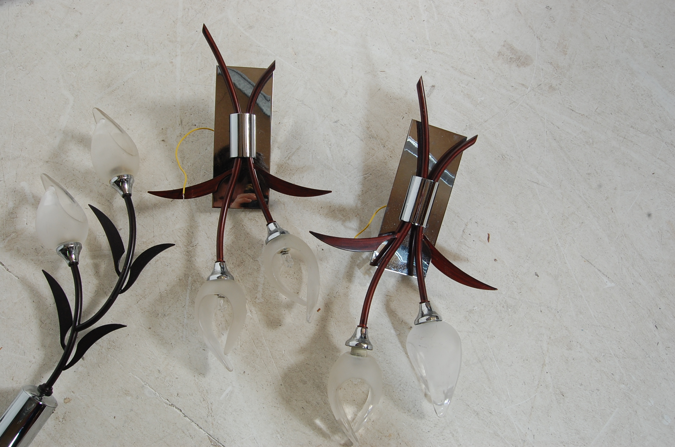 CONTEMPORARY WOODEN AND CHROME FLORAL LIGHTING SUITE - Image 4 of 7