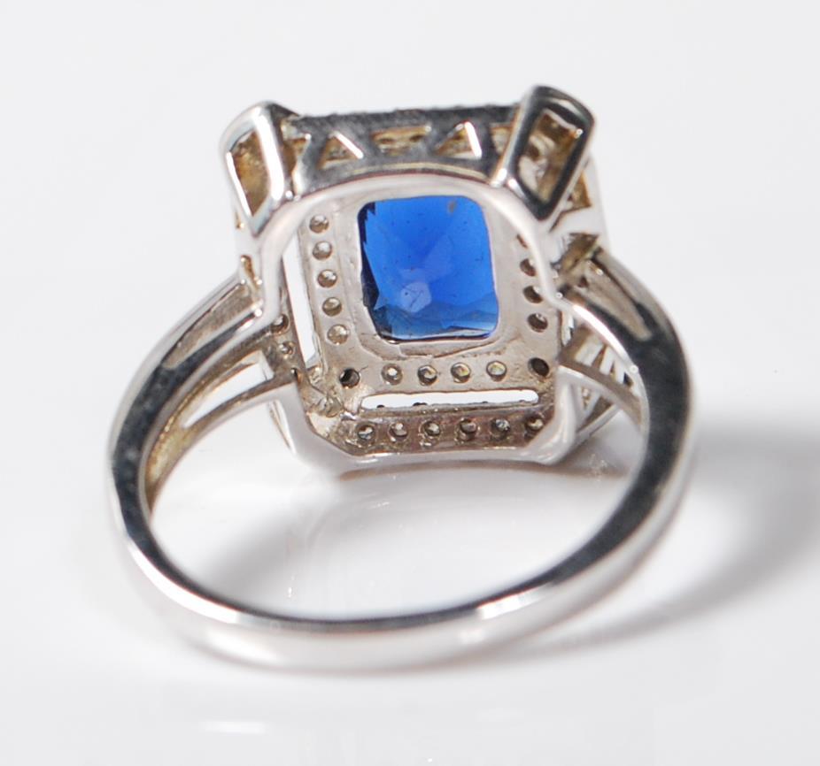 LARGE .925 LADIES DRESS RING HAVING A LARGE CENTRAL BLUE STONE - Image 4 of 5