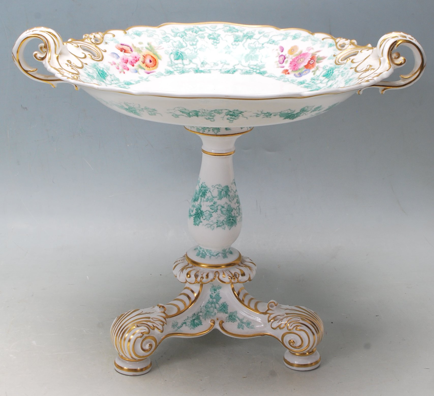 CIRCA 1852 VICTORIAN W.T. COPELAND CERAMIC PORCELAIN TAZZA