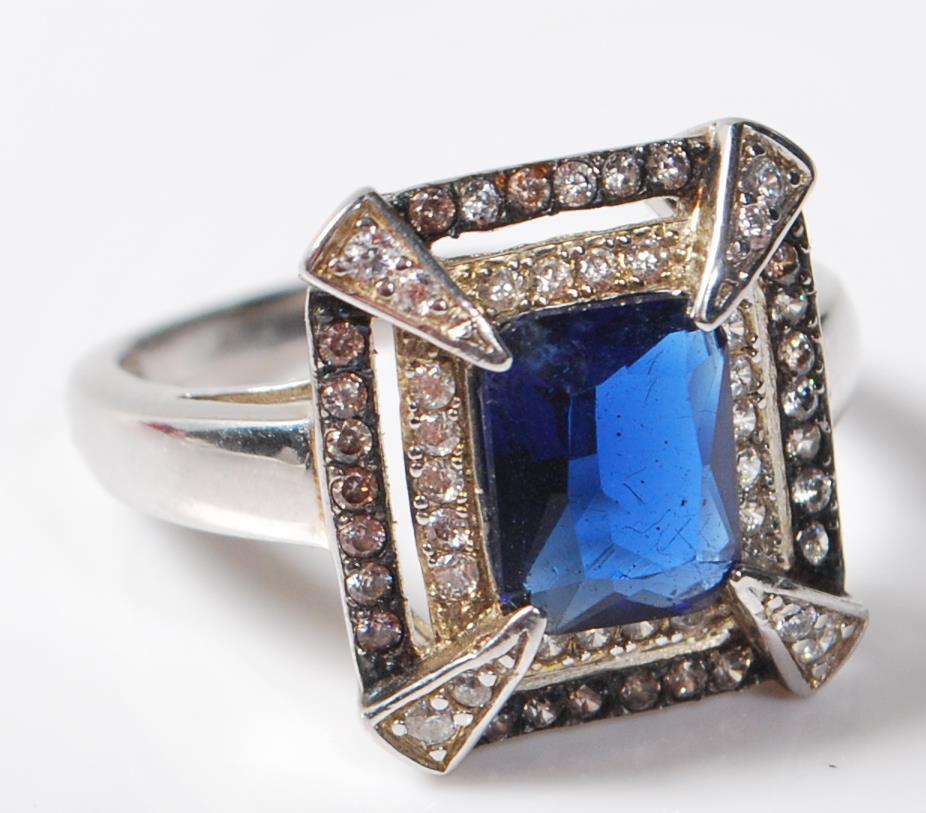 LARGE .925 LADIES DRESS RING HAVING A LARGE CENTRAL BLUE STONE