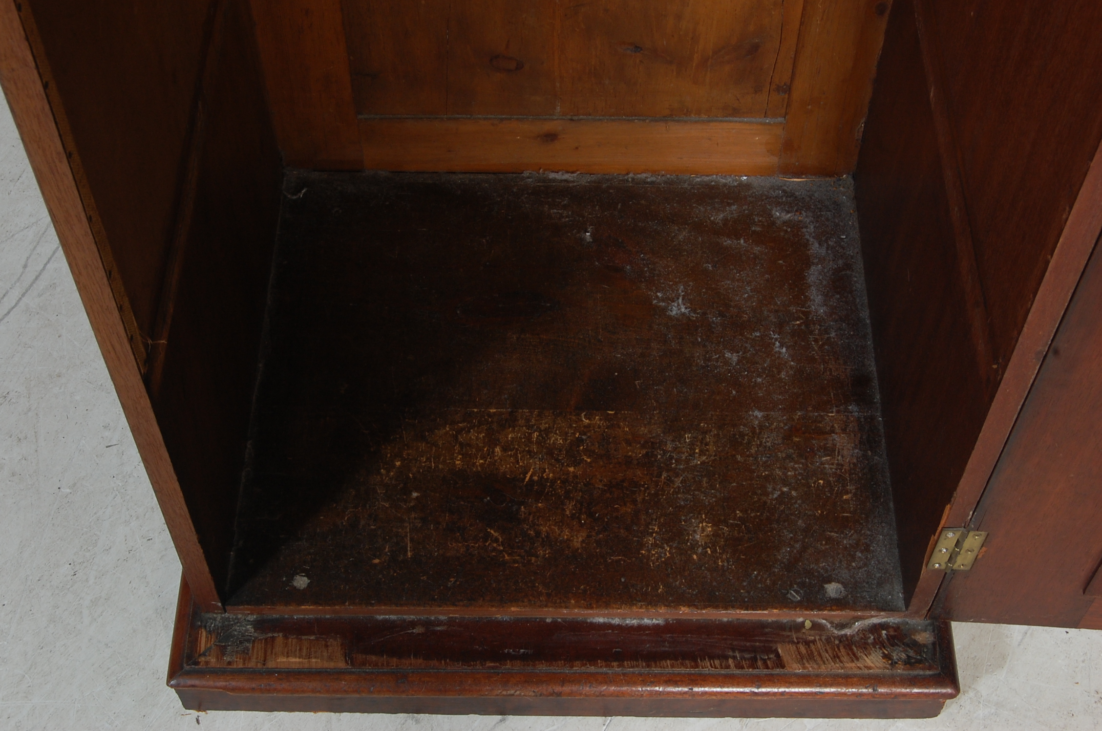 19TH CENTURY VICTORIAN MAHOGANY BOX WARDROBE - Image 6 of 6