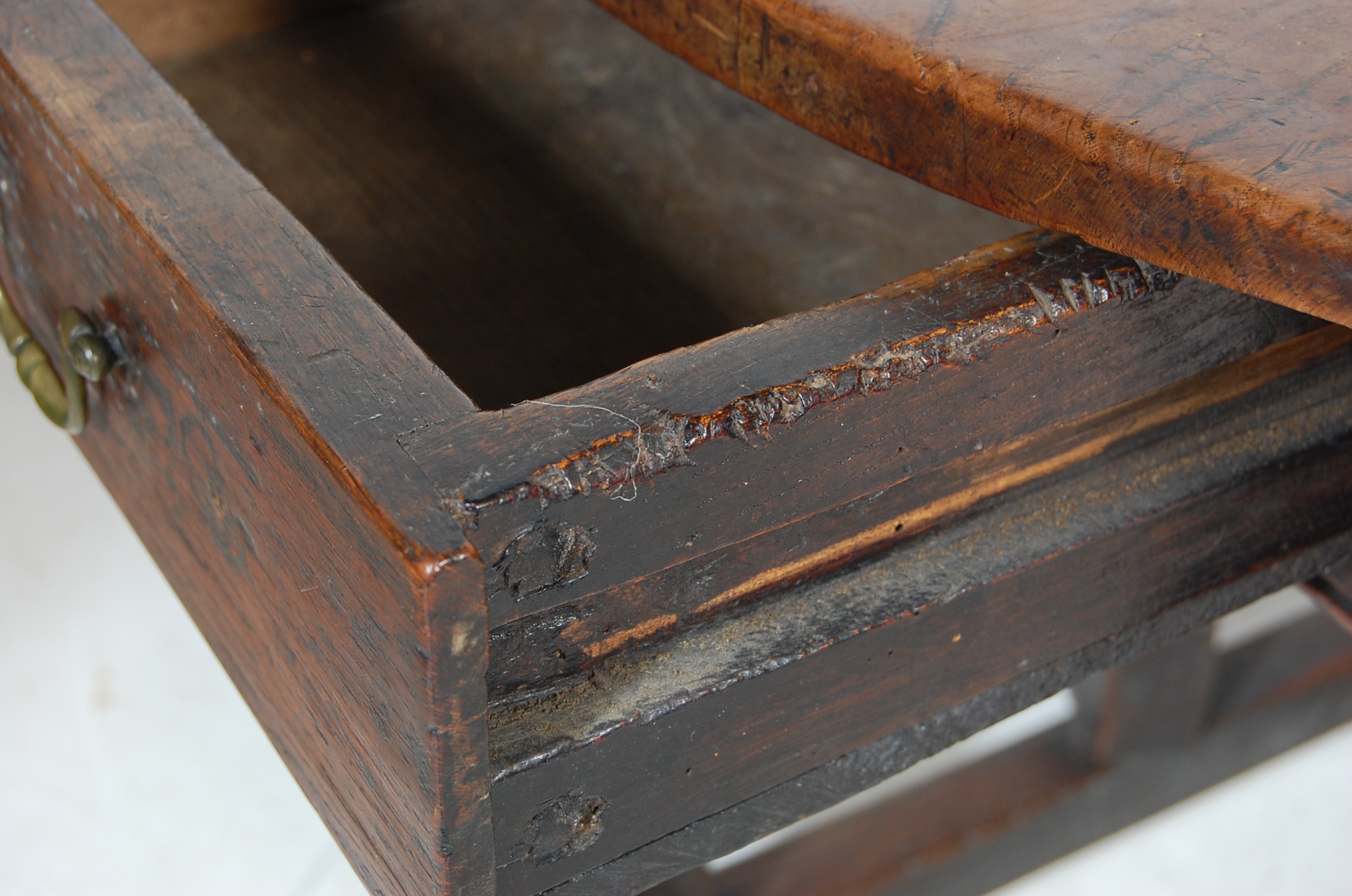 LATE 19TH CENTURY VICTORIAN OAK DROP LEAF GATE LEG DINING TABLE - Image 6 of 7