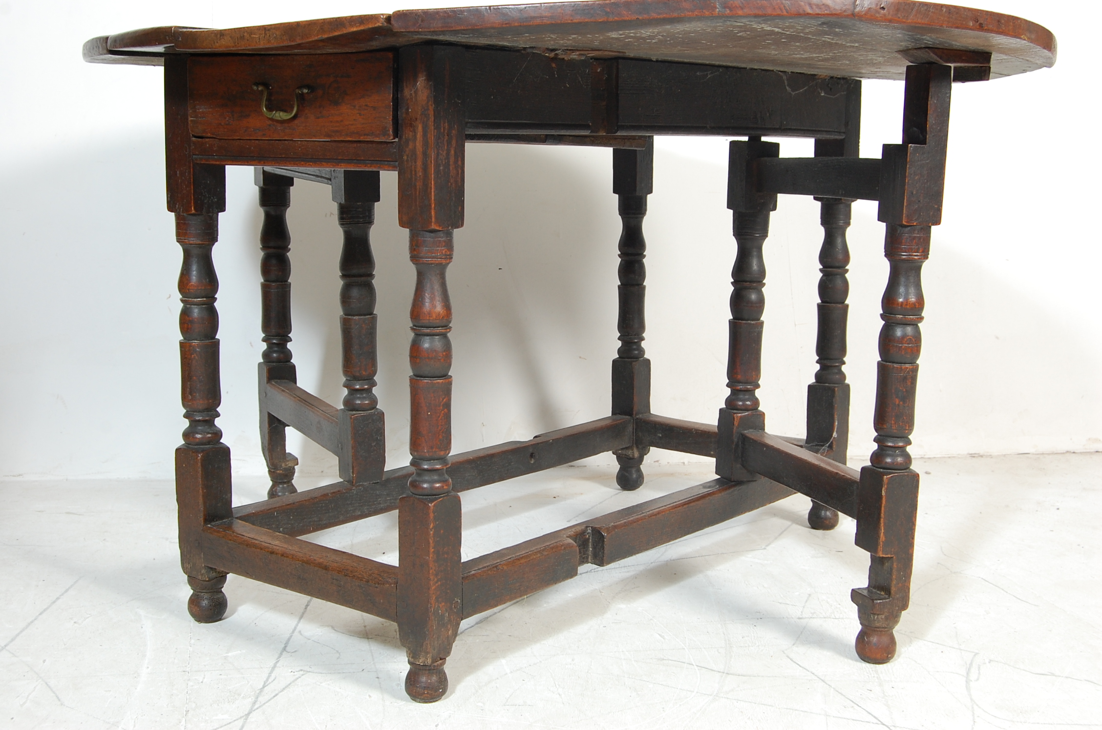 LATE 19TH CENTURY VICTORIAN OAK DROP LEAF GATE LEG DINING TABLE - Image 5 of 7