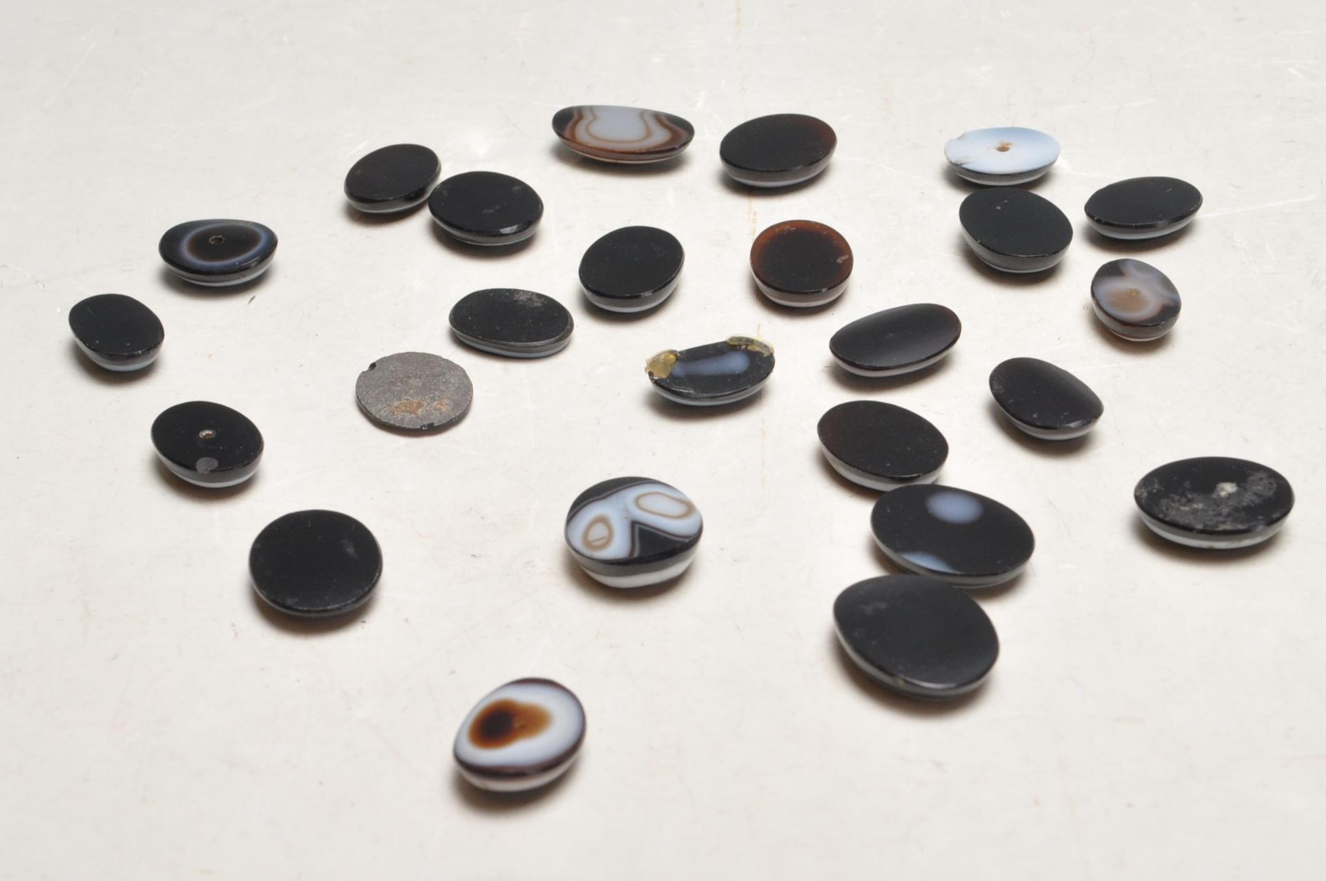 TWENTY FIVE VICTORIAN BANDED AGATE STONES - Image 2 of 6