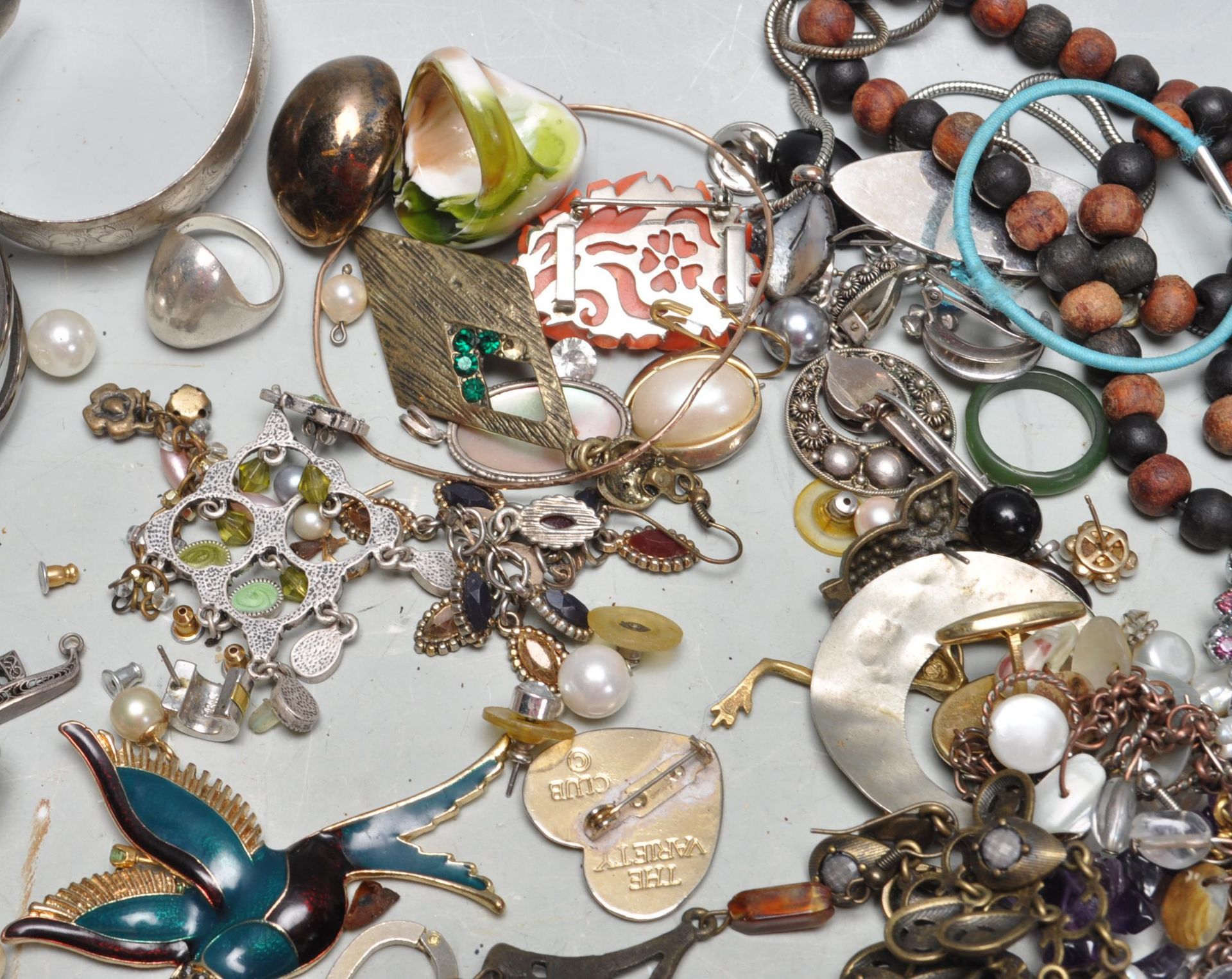 COLLECTION OF LATE 20TH CENTURY VINTAGE COSTUME JEWELLERY - Bild 5 aus 9