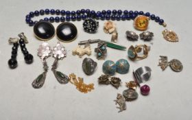 GROUP OF VINTAGE COSTUME AND SILVER JEWELLERY