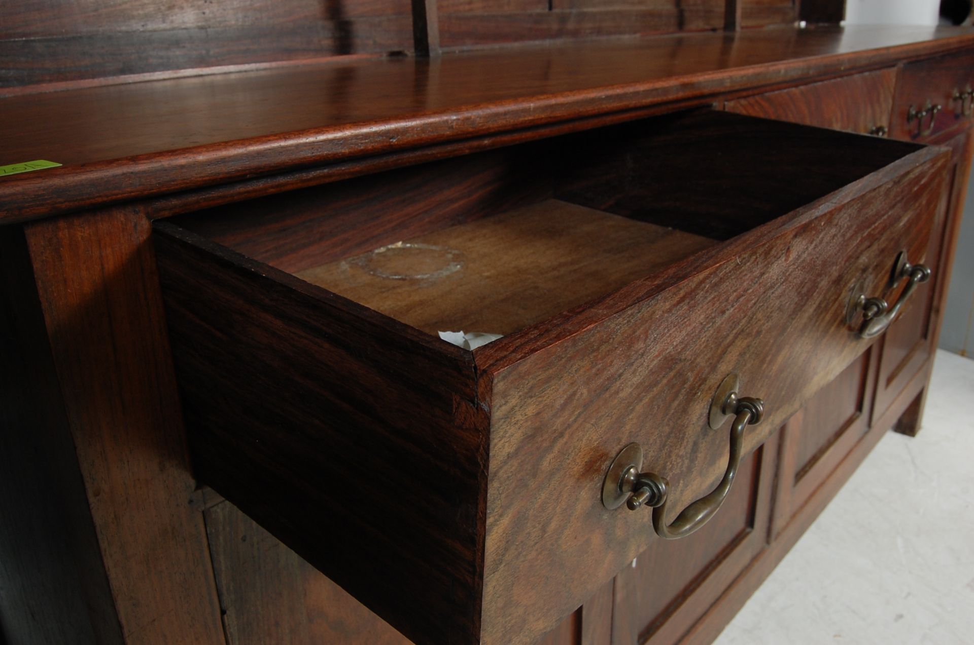 18TH CENTURY STYLE LARGE MAHOGANY KITCHEN DRESSER - Bild 6 aus 7