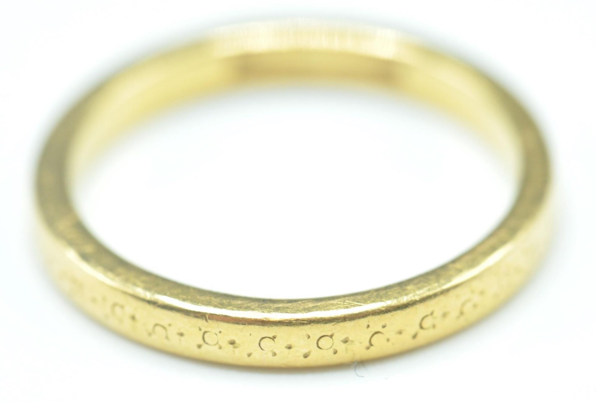ANTIQUE GOLD WEDDING BAND RING WITH ENGRAVED DECORATION