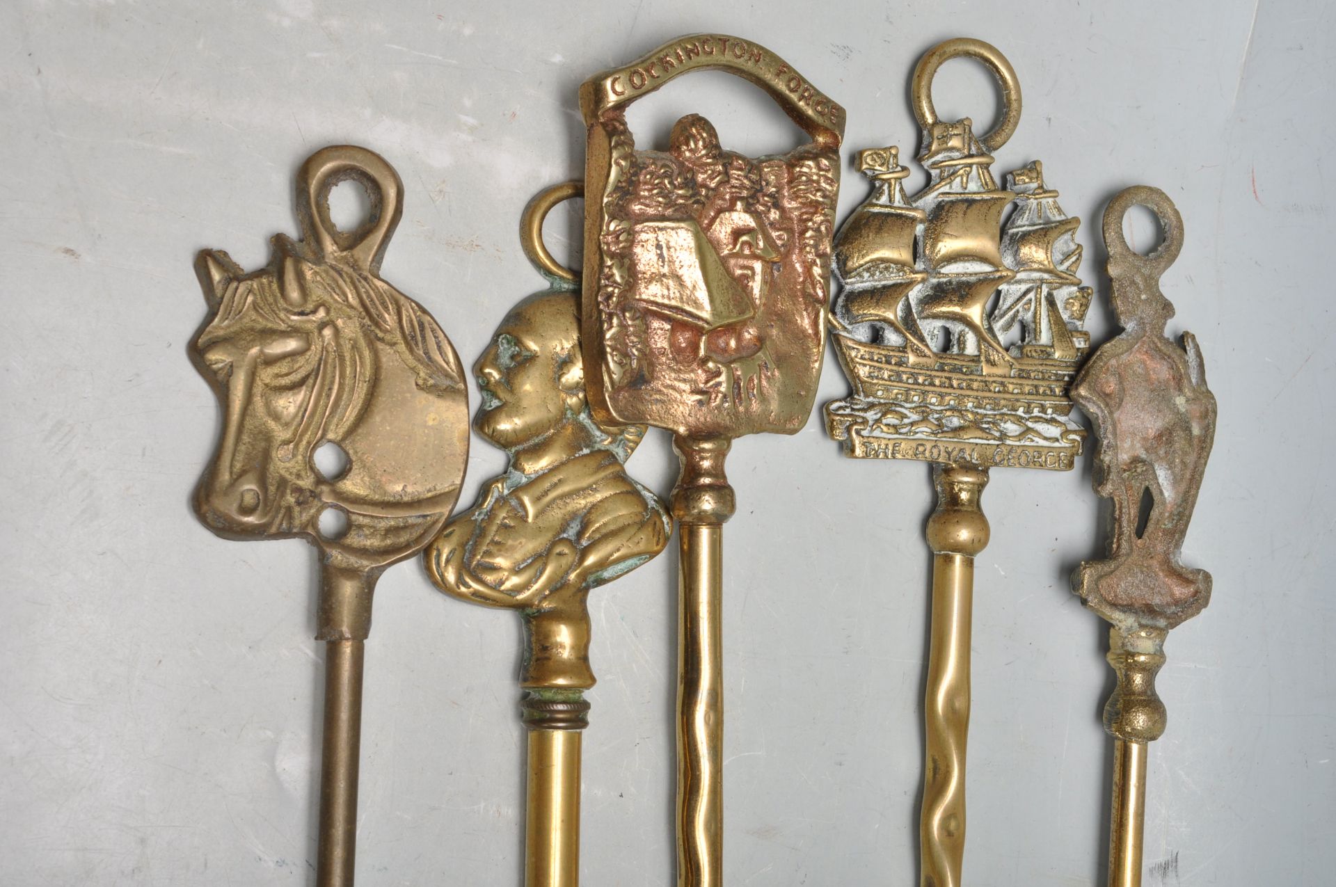 COLLECTION OF EARLY 20TH CENTURY HORSES BRASSES AND FIRE FORKS - Bild 7 aus 7