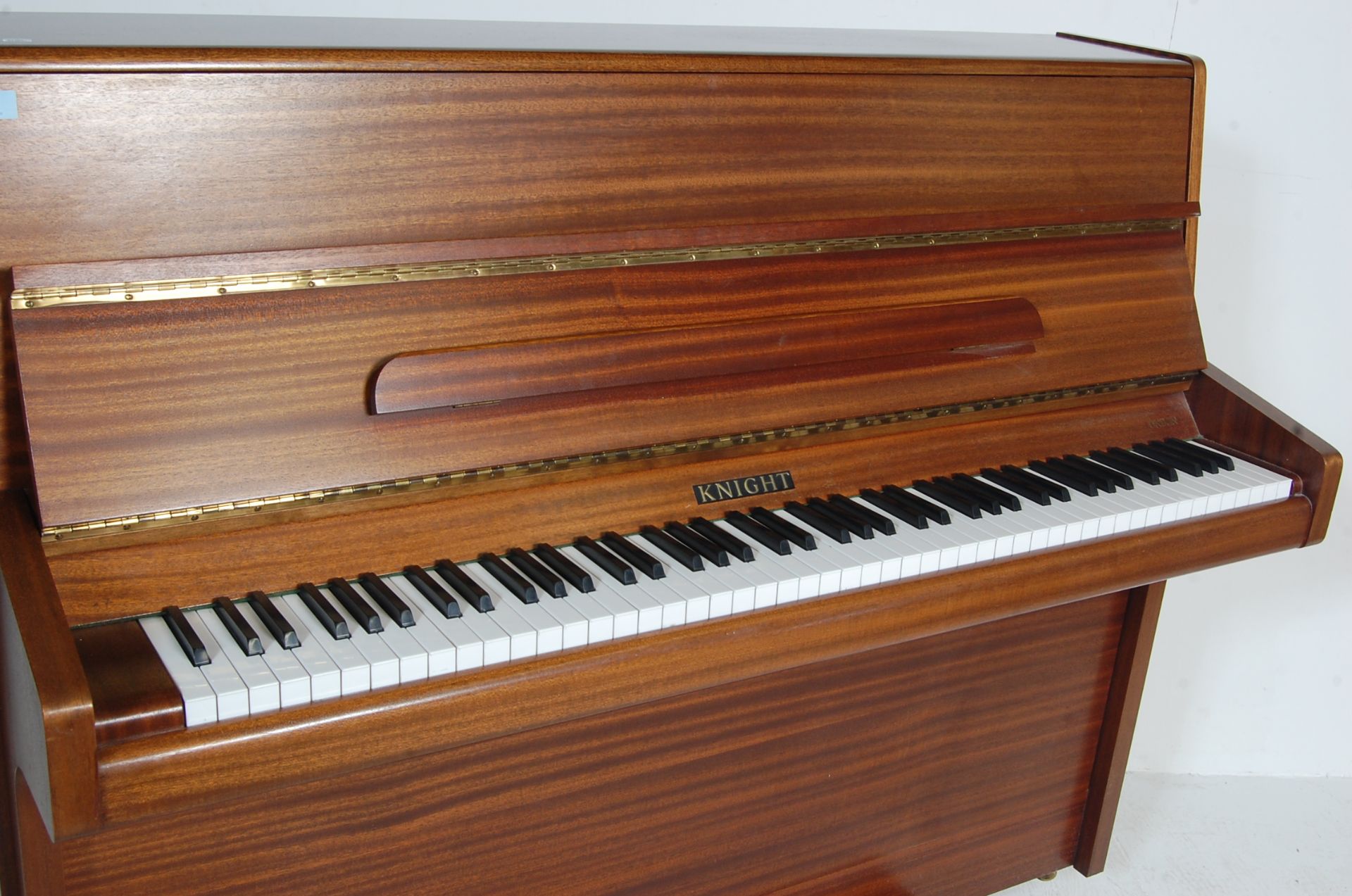 MID 20TH CENTURY KNIGHT UPRIGHT TEAK CASED PIANO - Bild 2 aus 14