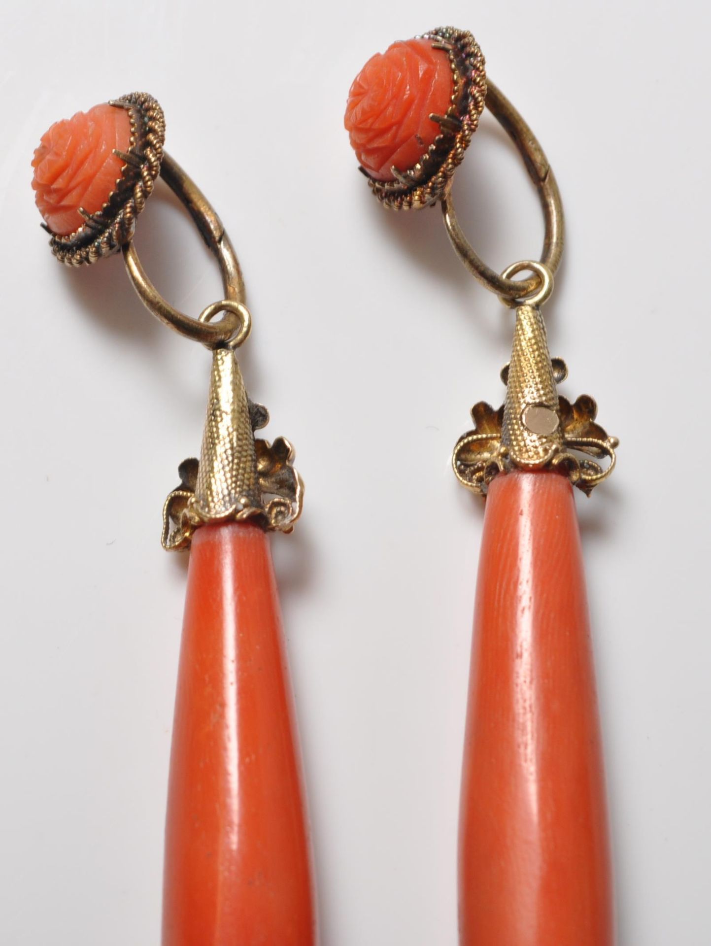 PAIR OF GEORGIAN GOLD AND RED CORAL DROP EARRINGS - Bild 2 aus 7