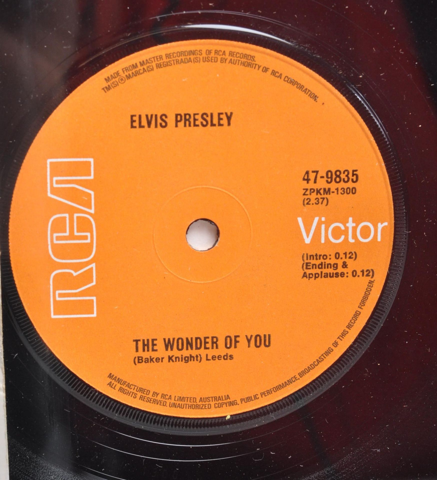 TWO FRAMED ELVIX PRESLEY VINYL SINGLES - Bild 5 aus 5