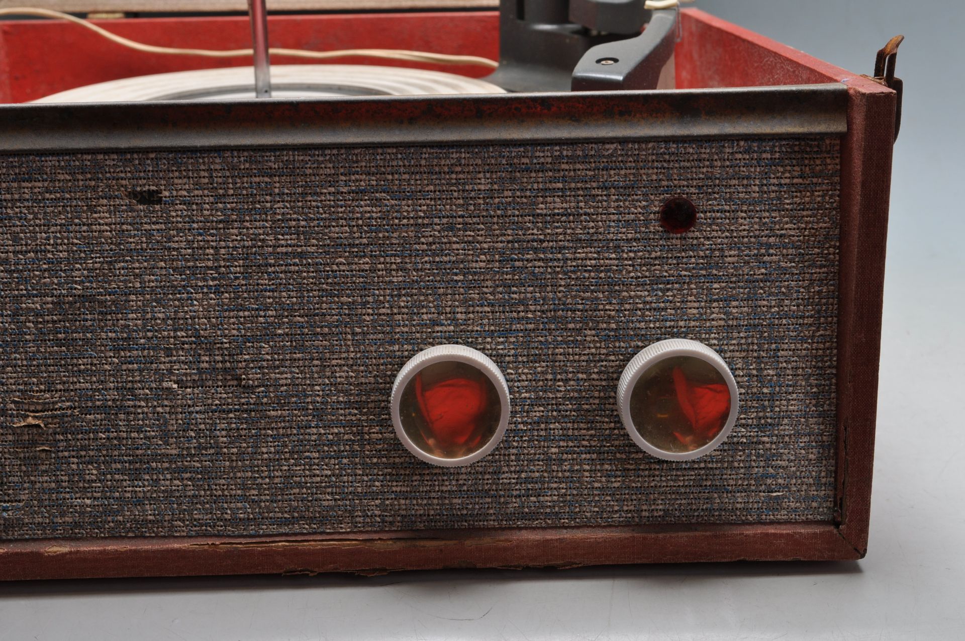 A VINTAGE RETRO ELIZABETHAN POP TEN RECORD PLAYER IN RED AND CREAM - Image 4 of 6