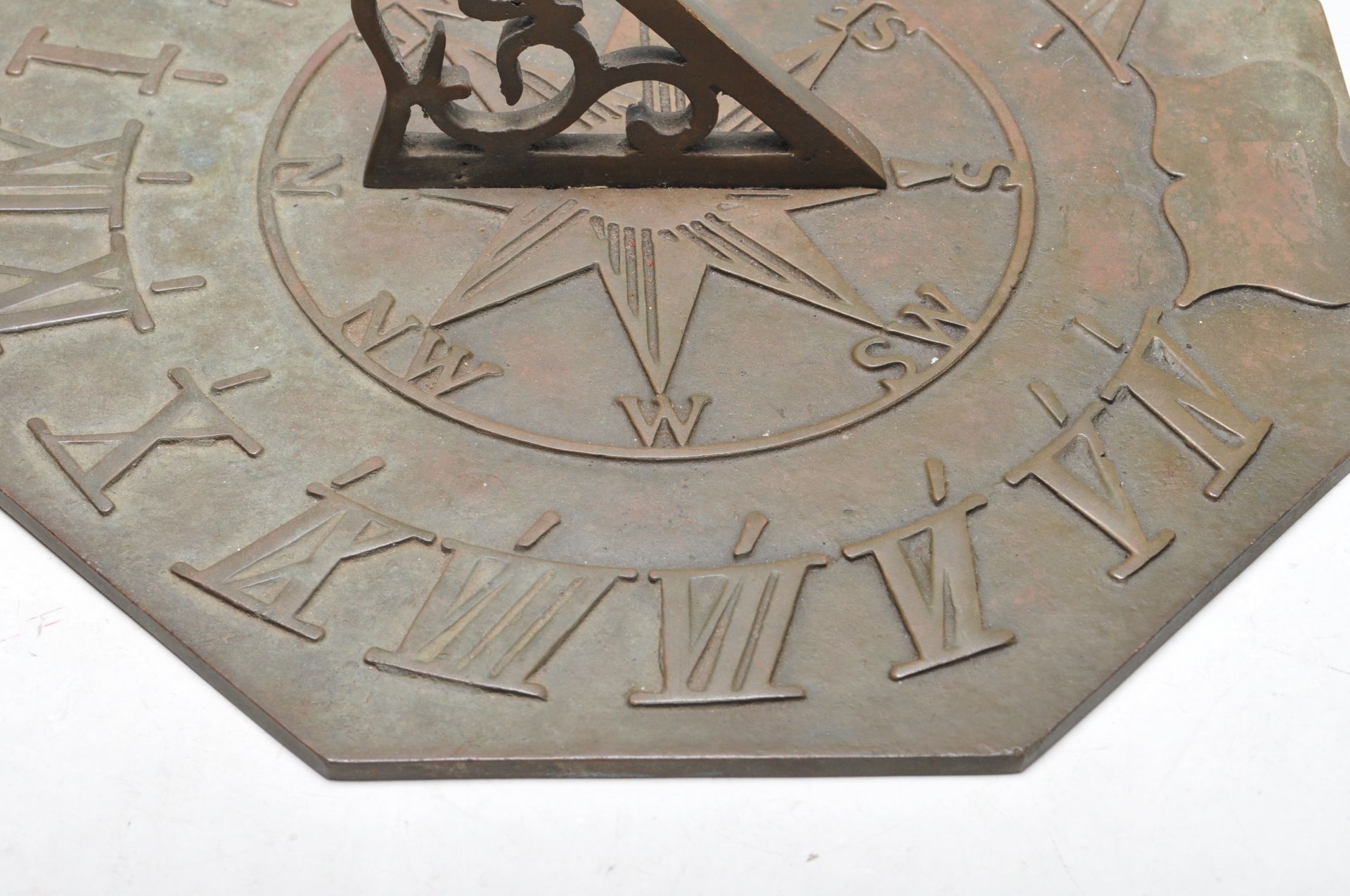 20TH CENTURY BRASS ROMAN NUMERAL SUN DIAL / CLOCK - Bild 5 aus 7