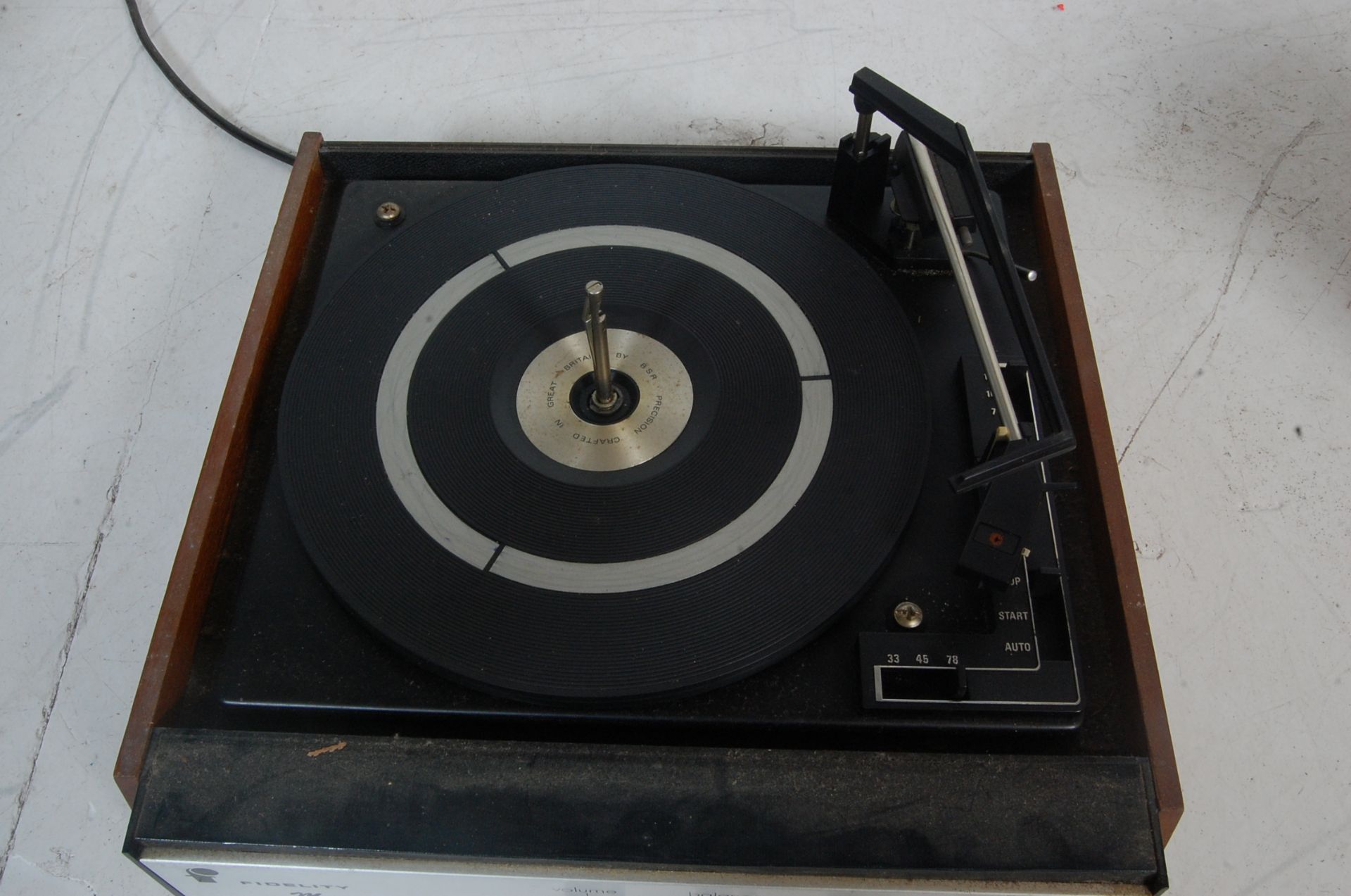 TWO VINTAGE RETRO 20TH CENTURY TEAK WOOD CASE RECORD PLAYERS AND TWO PAIRS OF SPEAKERS - Bild 12 aus 23