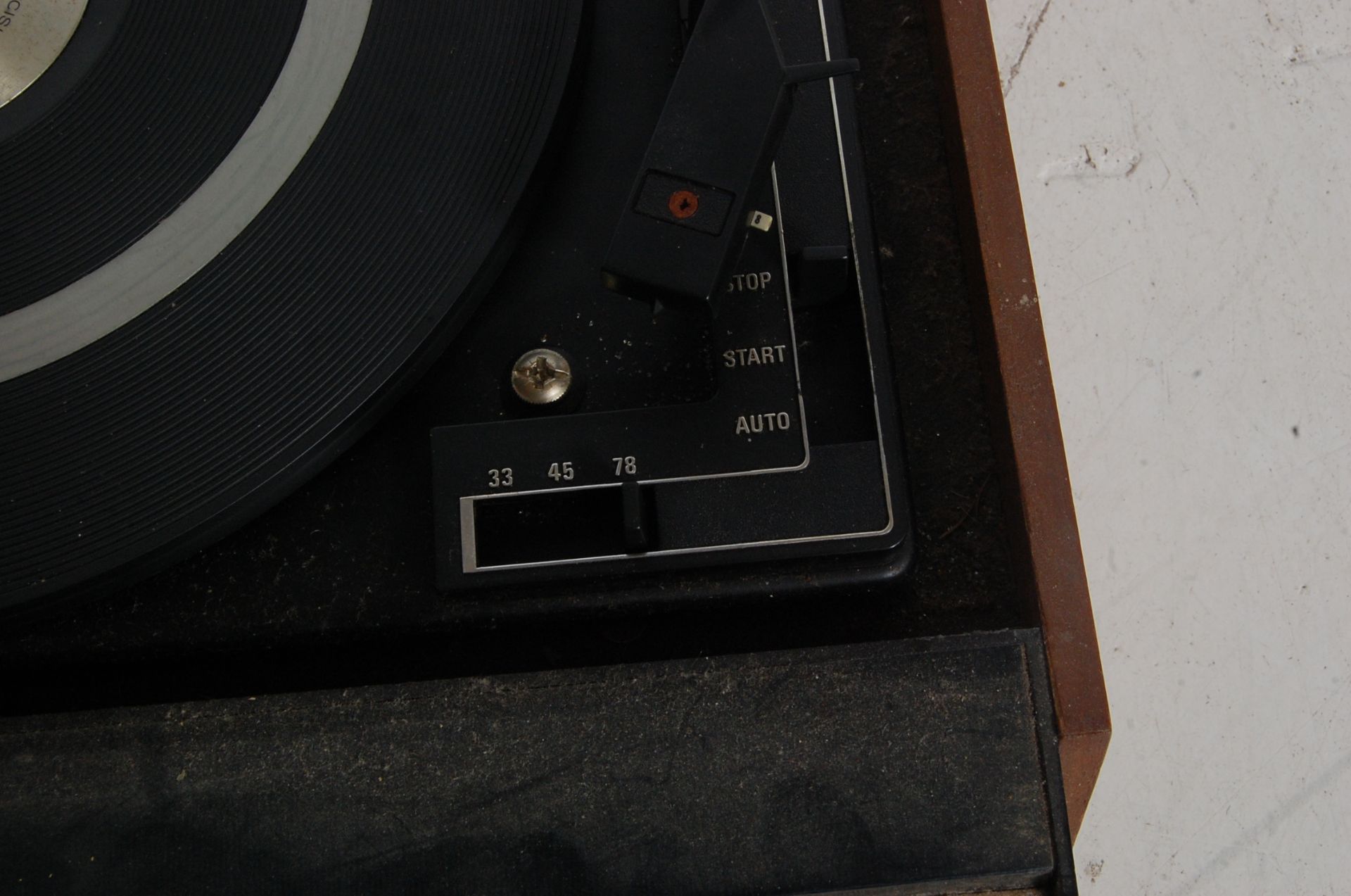 TWO VINTAGE RETRO 20TH CENTURY TEAK WOOD CASE RECORD PLAYERS AND TWO PAIRS OF SPEAKERS - Bild 14 aus 23