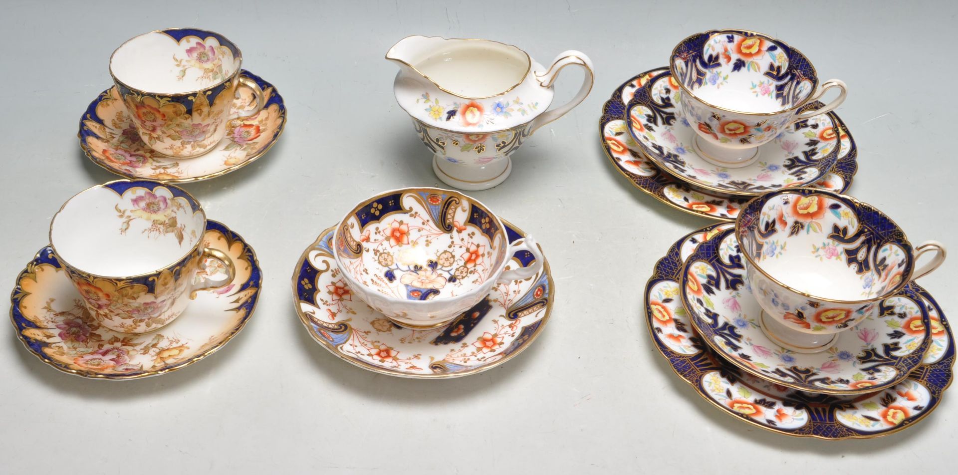 COLLECTION OF EARLY 20TH CENTURY IMARI PATTERN CABINET CERAMIC WARE TO INCLUDE CUPS AND SAUCERS