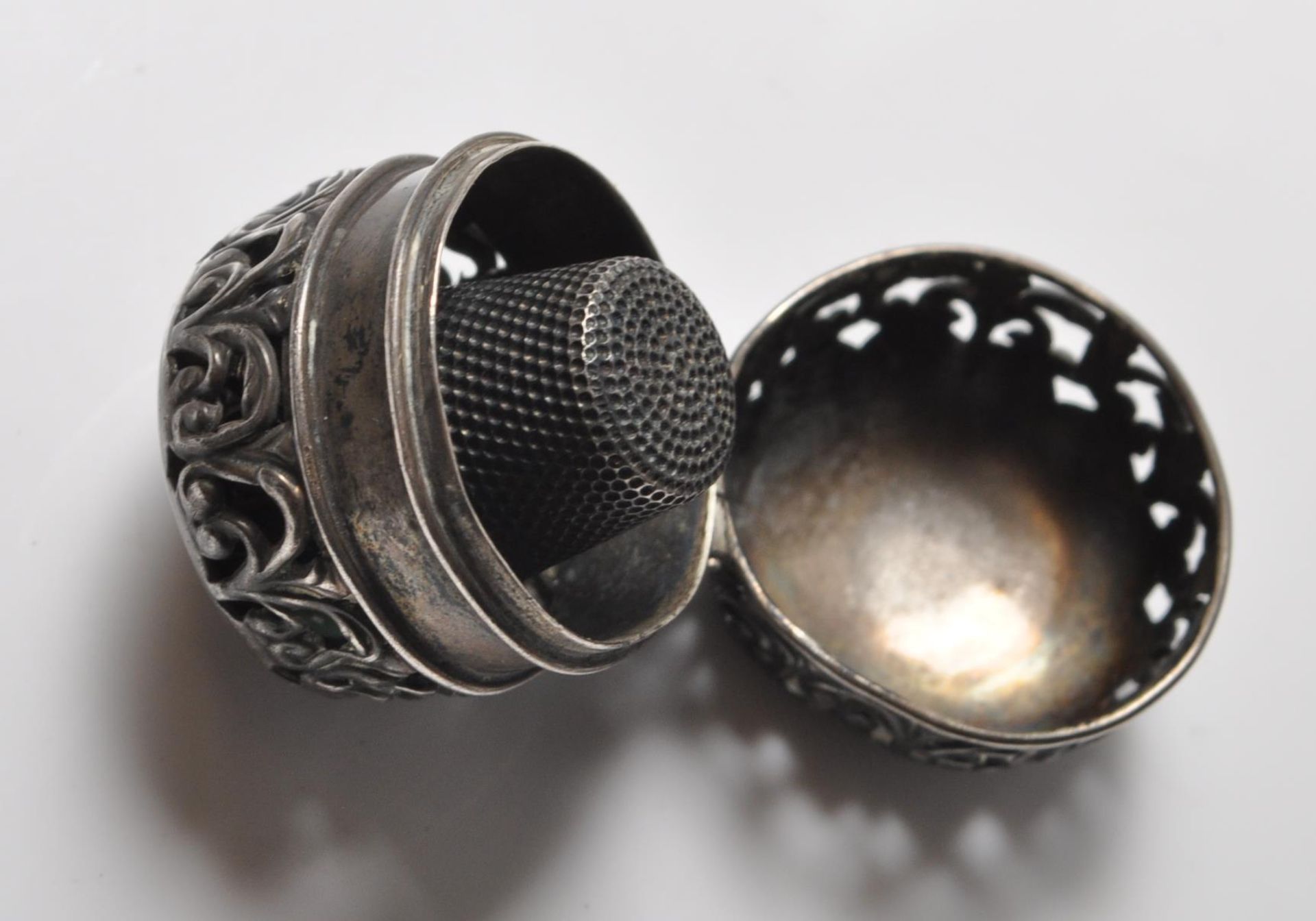 ANTIQUE SILVER AND TURQUOISE THIMBLE IN FITTED CASE - Bild 4 aus 4