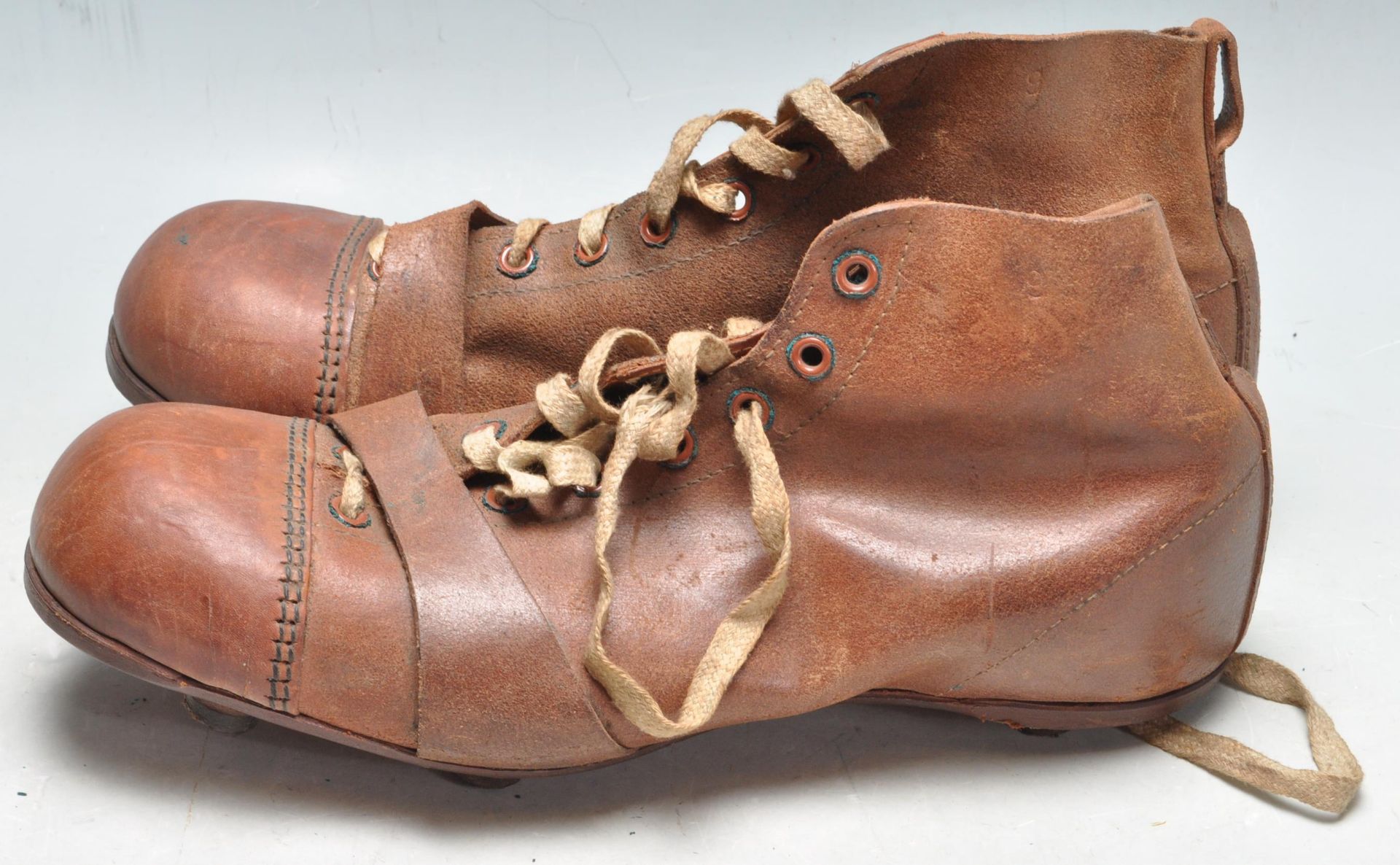 1930’S BROWN LEATHER FOOTBALL / EUGBY BOOTS - Bild 3 aus 6