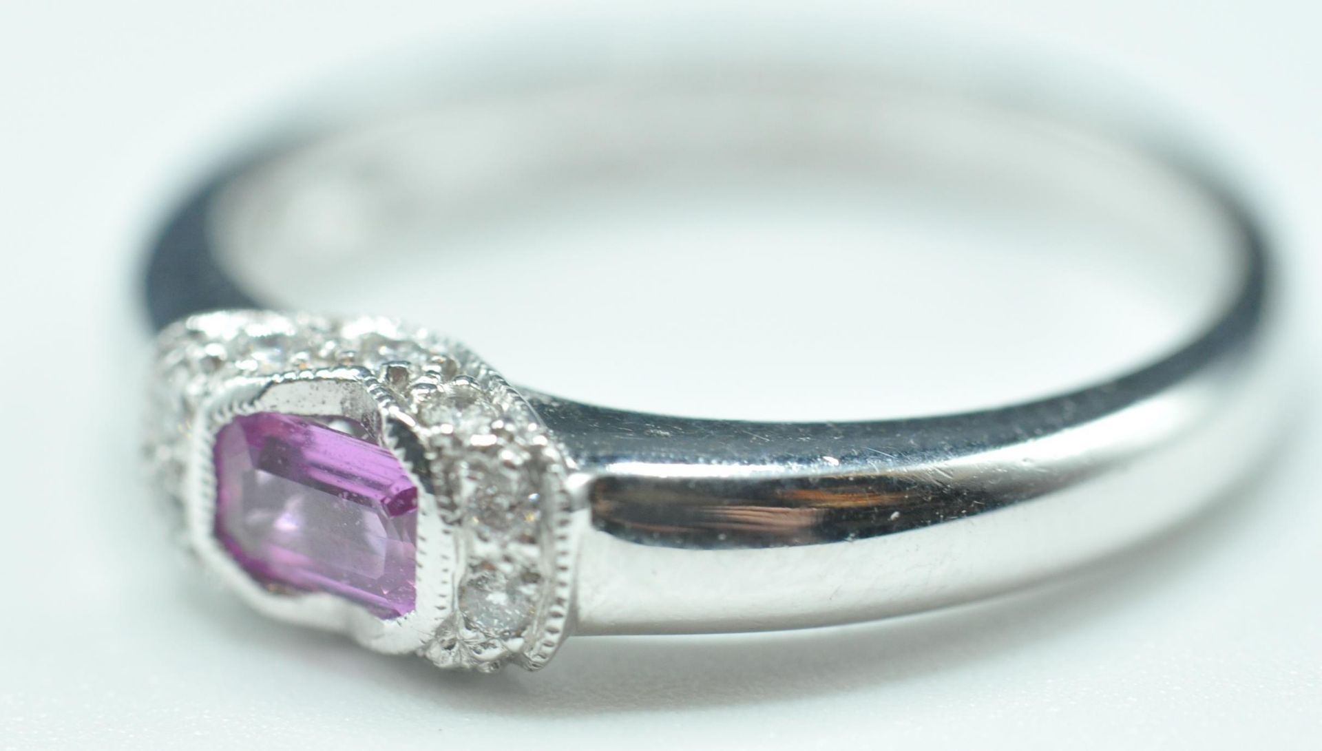 9CT WHITE GOLD AND PINK STONE RING - Bild 2 aus 6