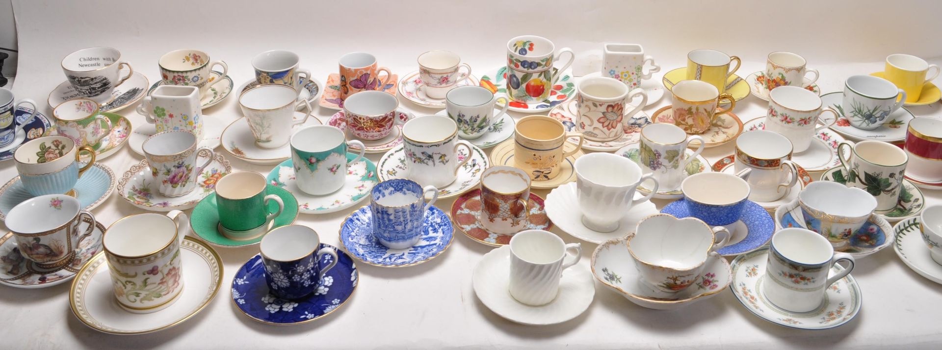 LARGE QUANTITY OF CERAMIC AND PORCELAIN CABINET CUPS AND SAUCERS