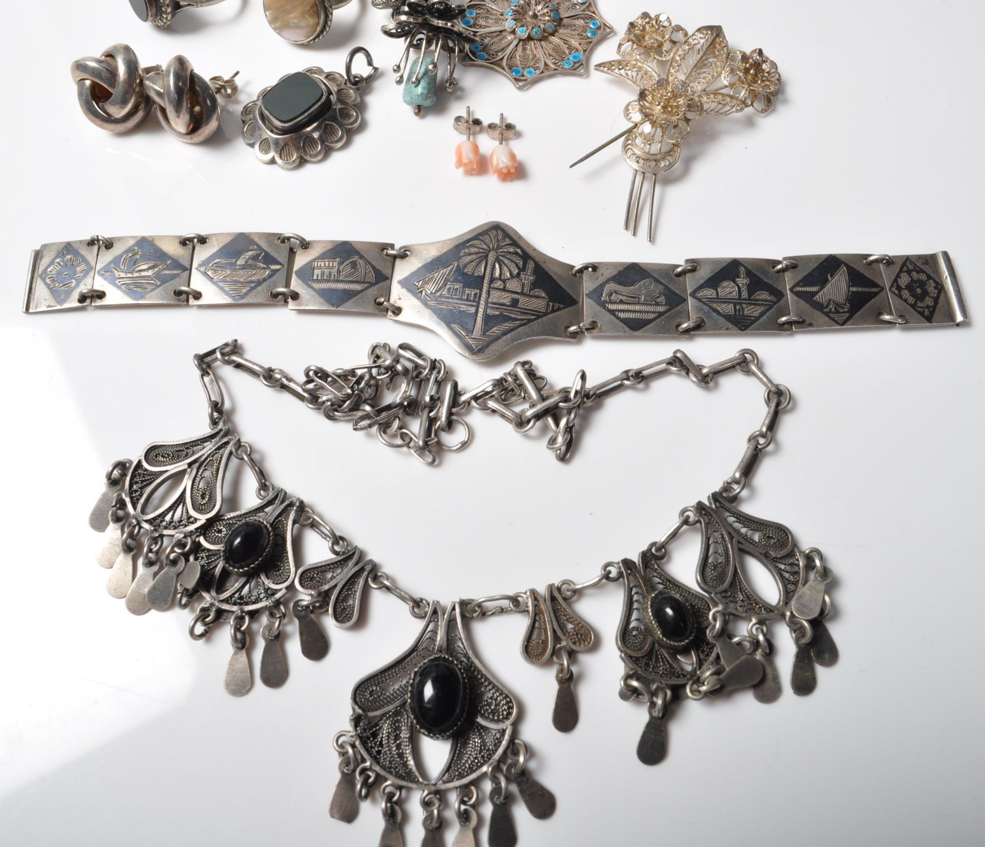 COLLECTION OF VINTAGE JEWELLERY ITEMS - Bild 6 aus 8