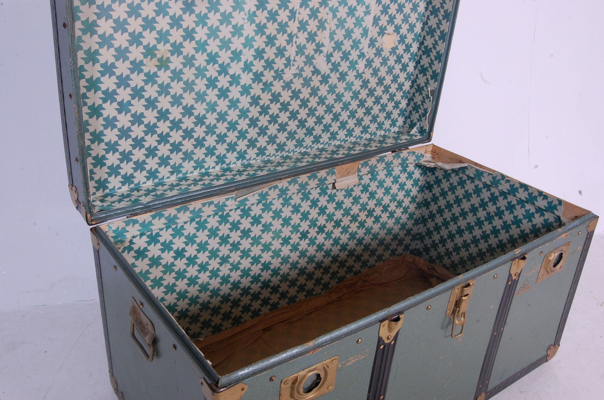 EARLY 20TH CENTURY FAUX SHAGRIN STEAMER TRUNK CHEST - Bild 6 aus 7