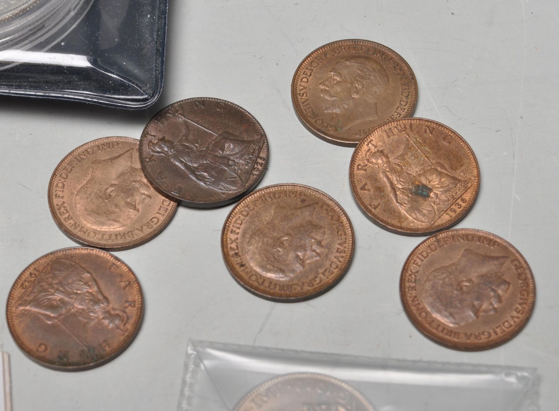 GROUP OF GREAT BRITISH COINS INCLUDING SILVER SHILLINGS - Bild 4 aus 15