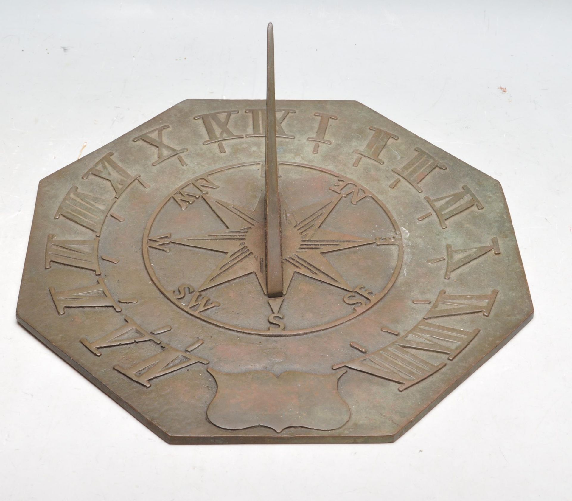 20TH CENTURY BRASS ROMAN NUMERAL SUN DIAL / CLOCK