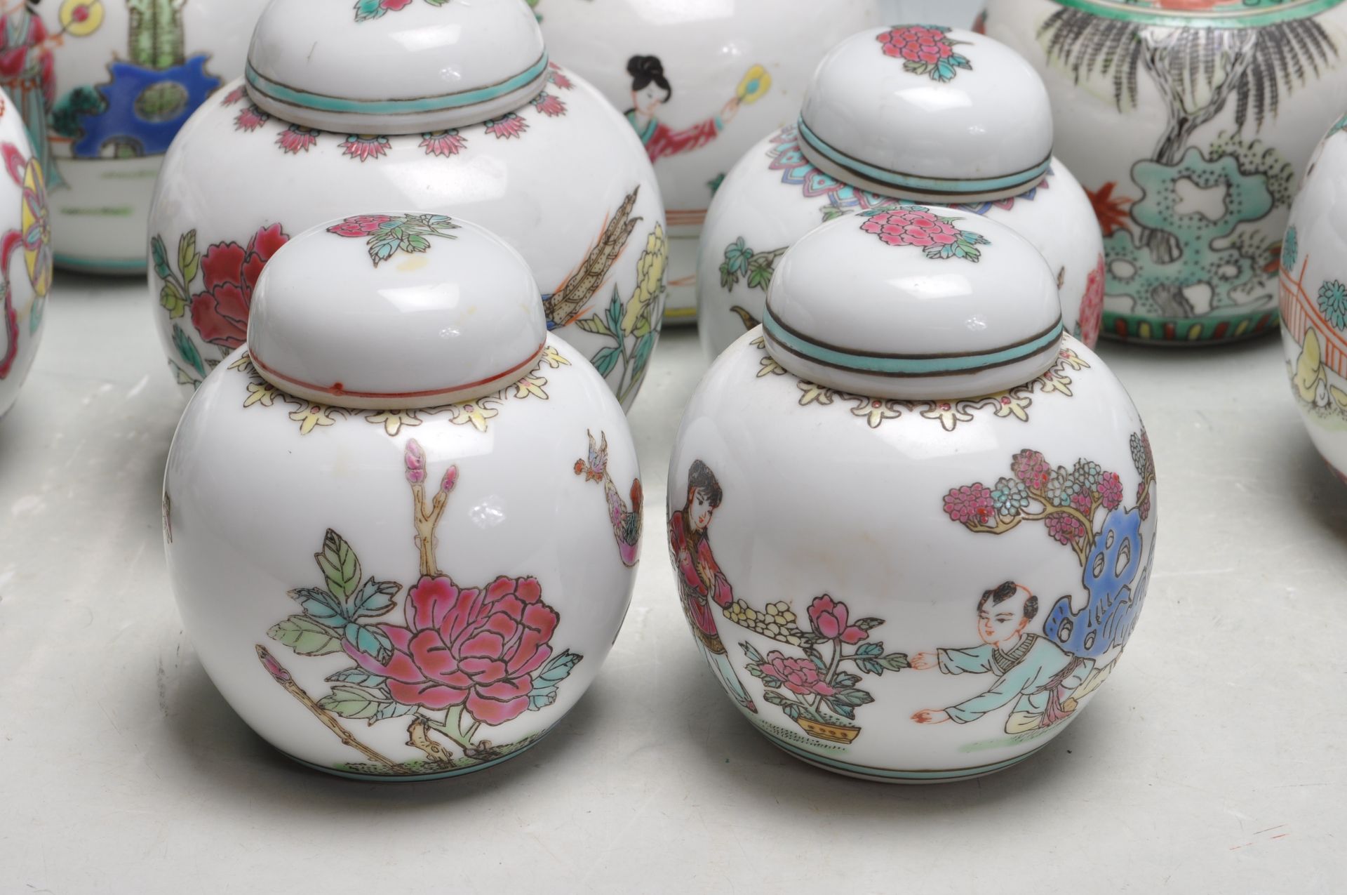 LARGE QUANTITY OF EARLY 20TH CENTURY AND LATER CHINESE ORIENTAL GINGER JARS. - Bild 2 aus 11