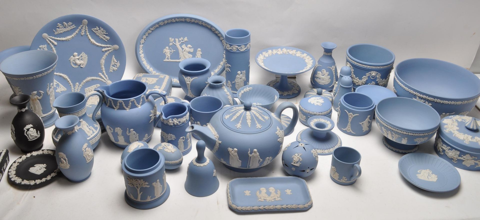 LARGE QUANTITY OF 20TH CENTURY WEDGWOOD JASPERWARE CERAMIC WARE