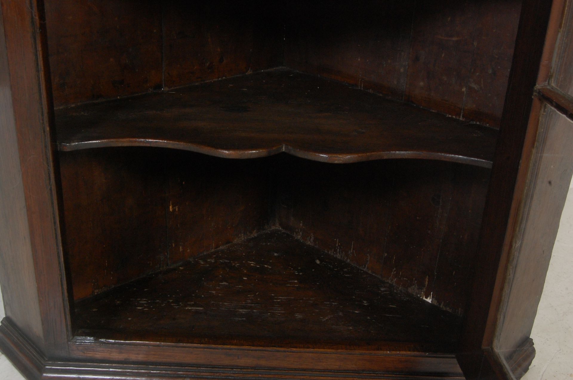 GEORGE III 19TH CENTURY GLAZED OAK CORNER CUPBOARD - Bild 7 aus 8