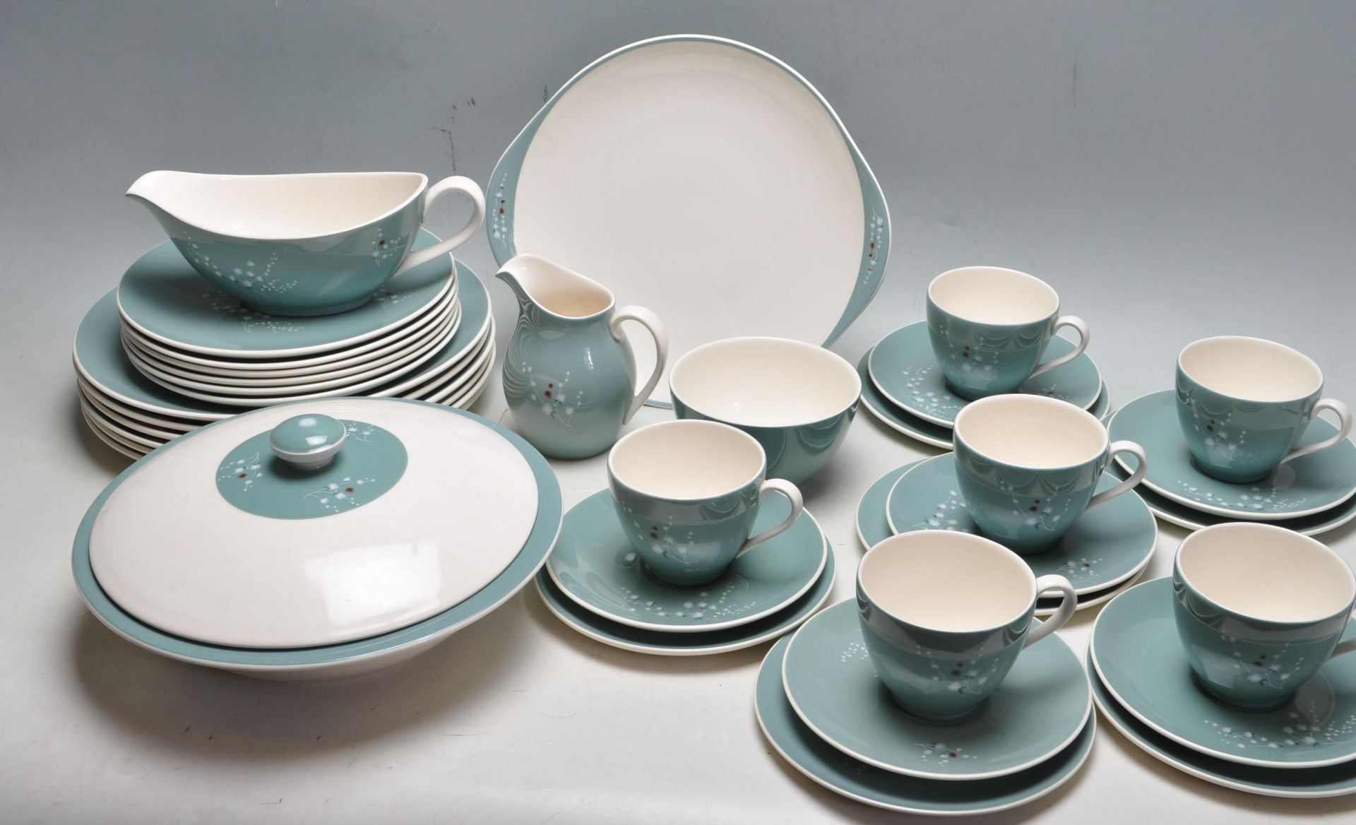 MID 20TH CENTURY ROYAL DOULTON SPINDRIFT DINNER SERVICE / TEA SET