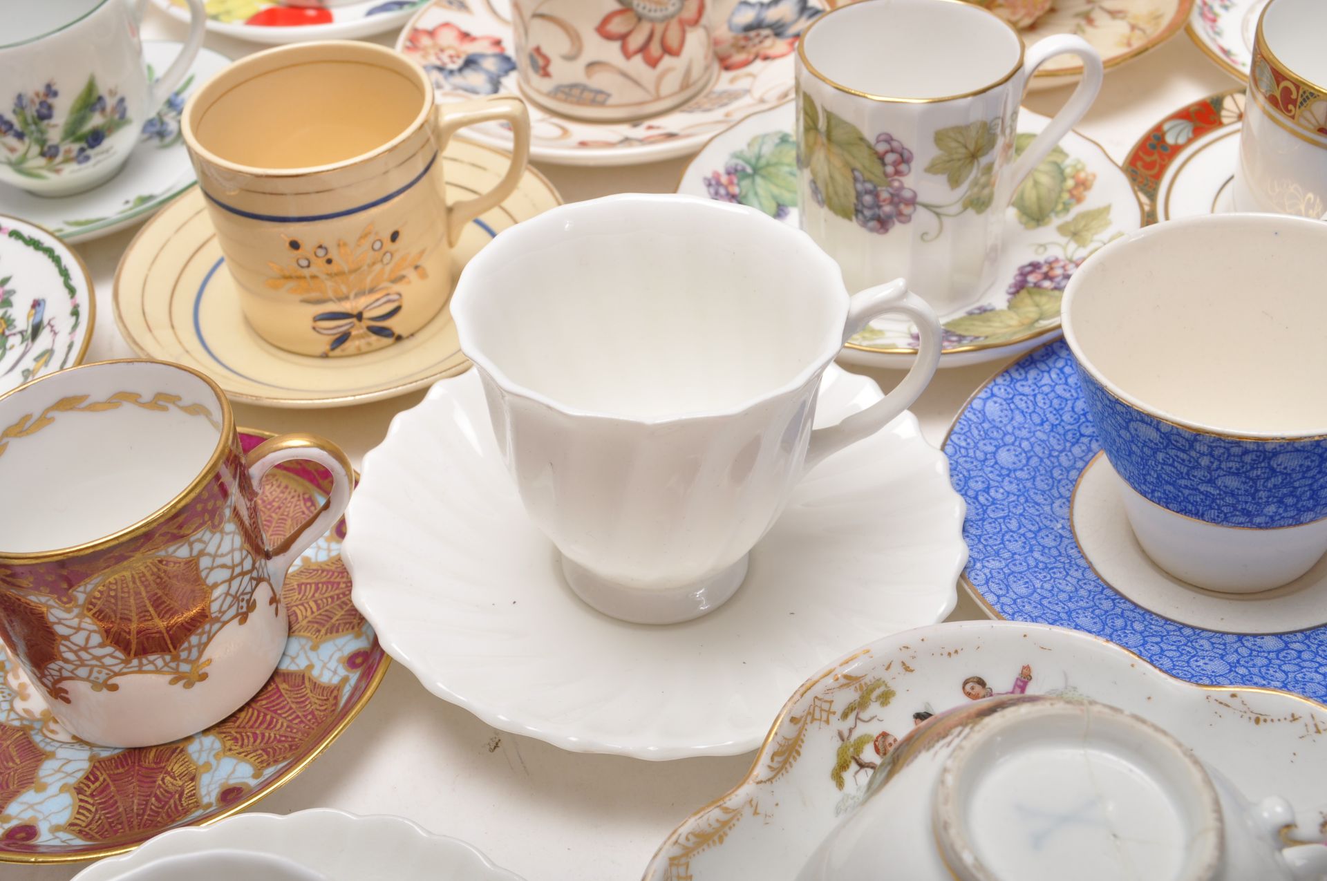 LARGE QUANTITY OF CERAMIC AND PORCELAIN CABINET CUPS AND SAUCERS - Bild 22 aus 41