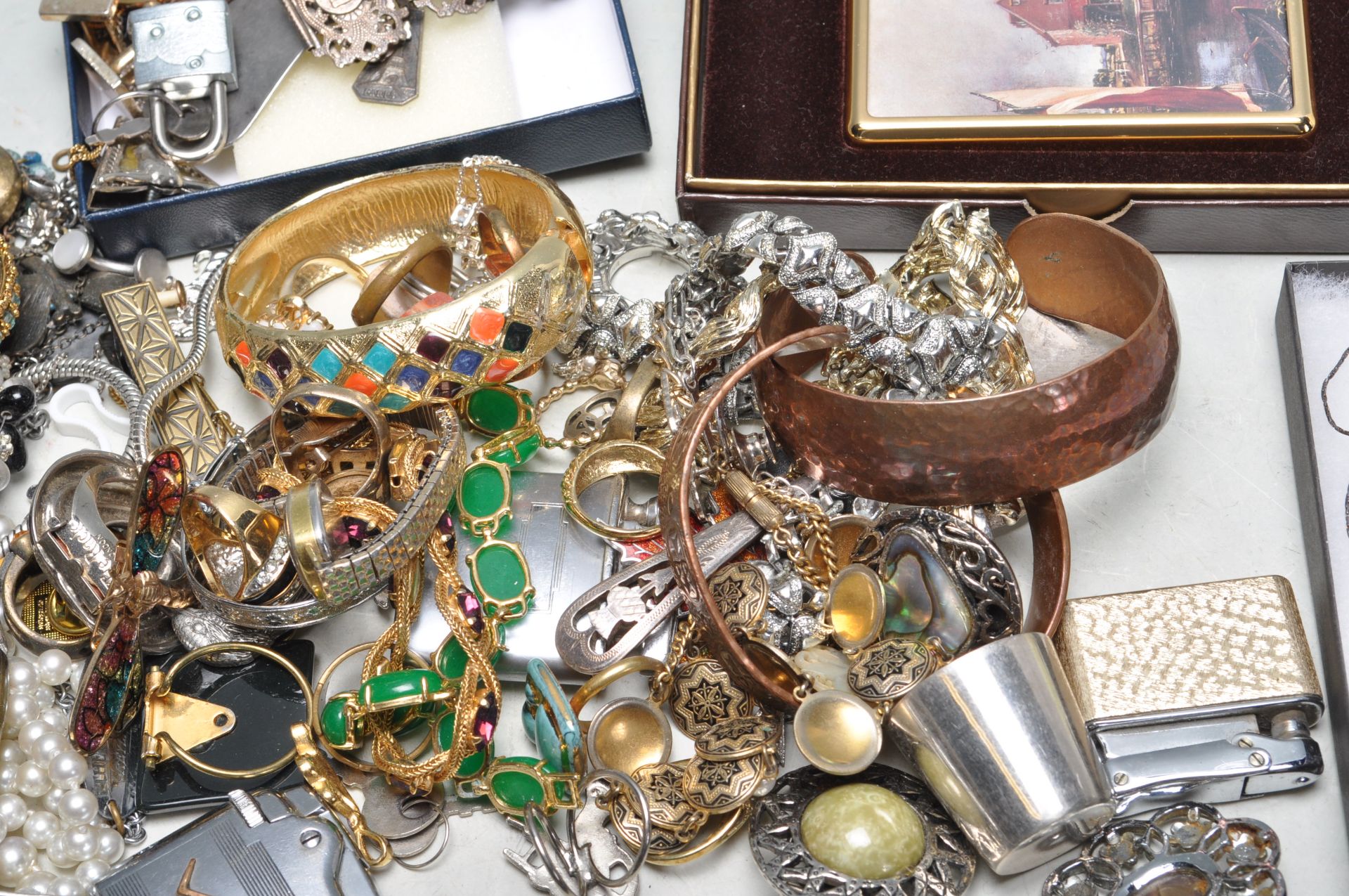 COLLECTION OF VINTAGE COSTUME JEWELLERY - Bild 7 aus 15