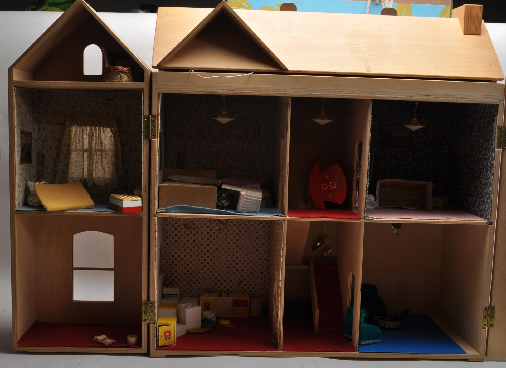 LARGE VINTAGE 20TH CENTURY DOLLS HOUSE AND DALLS. - Image 9 of 15