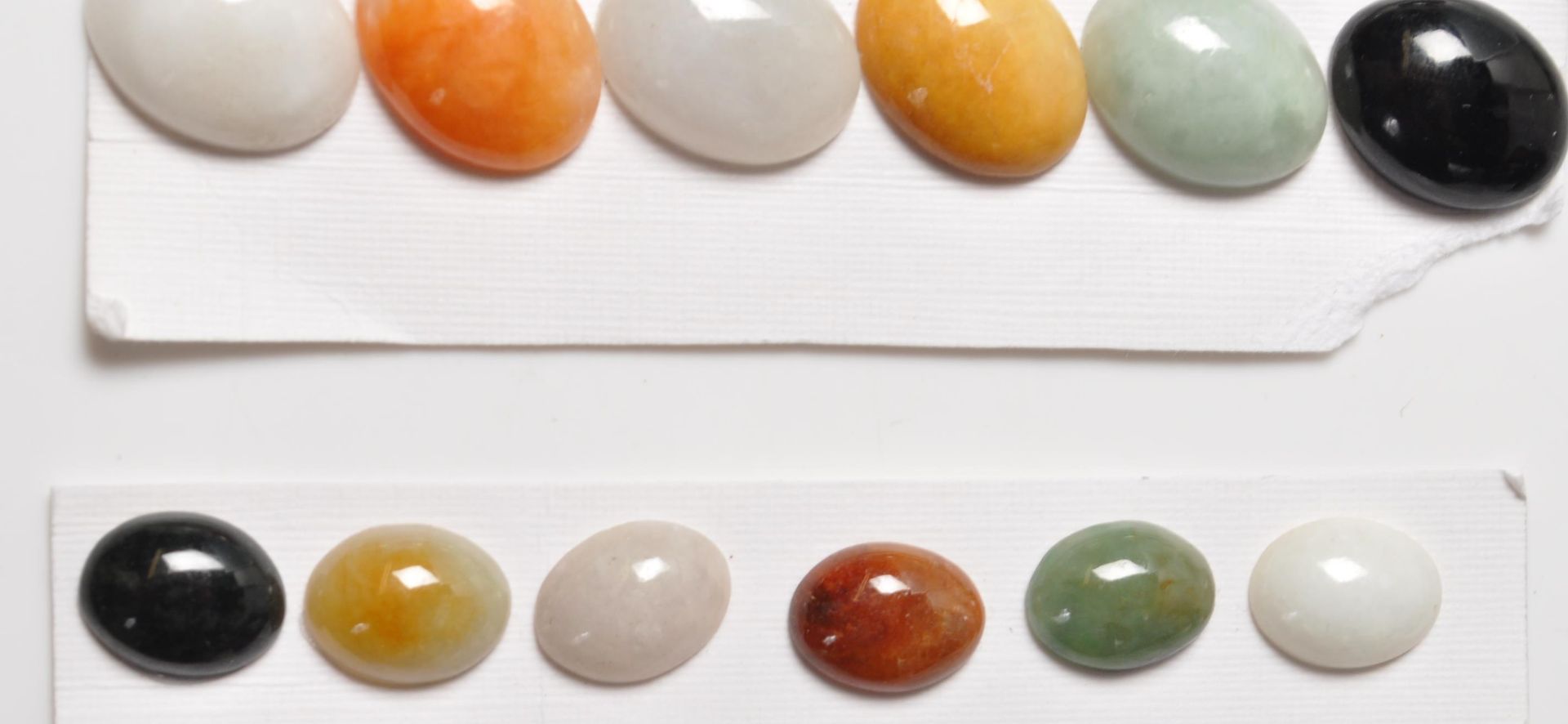 GROUP OF MIXED JADE CABOCHONS - Bild 5 aus 6