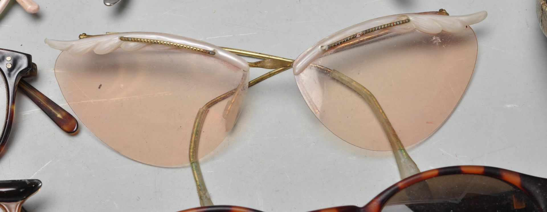 COLLECTION OF RETRO VINTAGE 1960S WOMENS SUNGLASSES. - Bild 11 aus 13